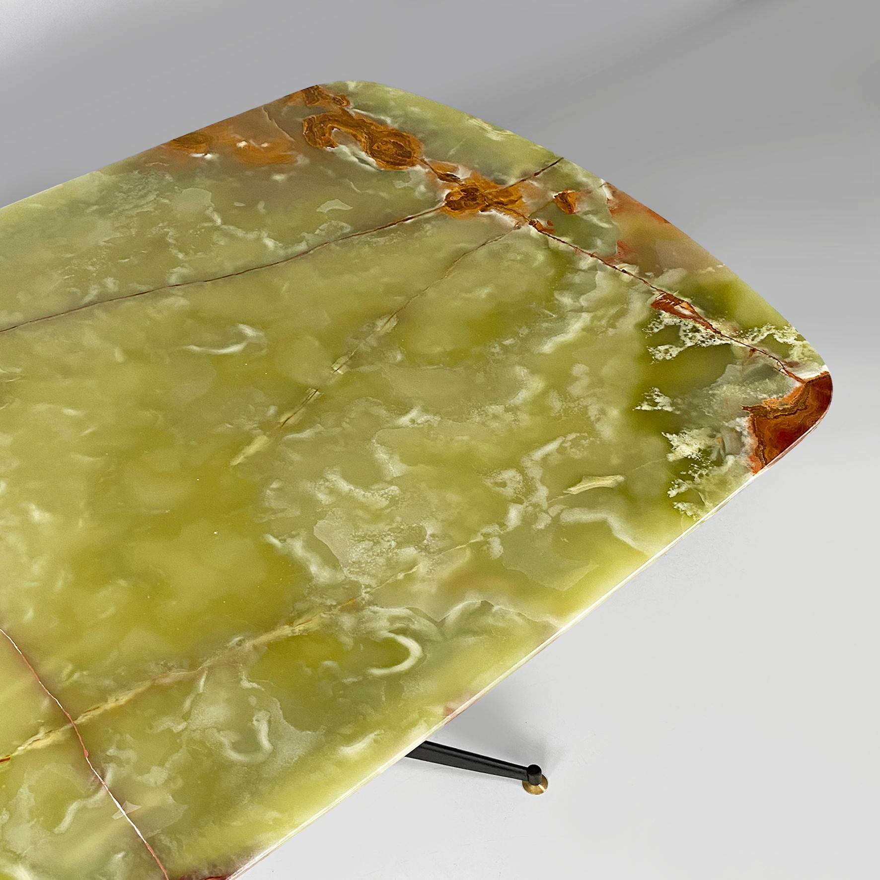 Metà XX secolo Tavolo da pranzo italiano in marmo onice e metallo di forma rettangolare arrotondata, anni '80 in vendita