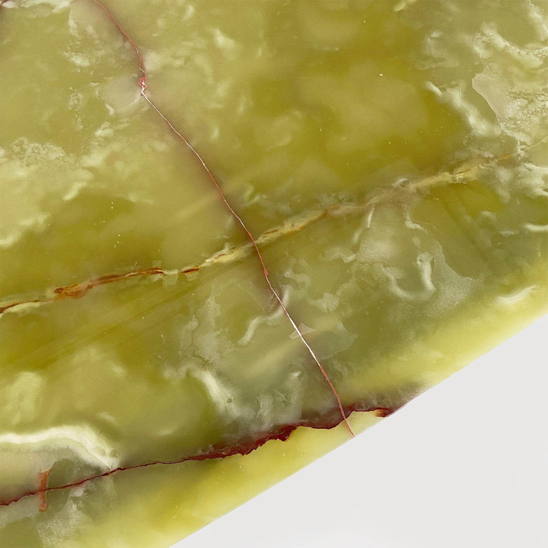 Marmo Tavolo da pranzo italiano in marmo onice e metallo di forma rettangolare arrotondata, anni '80 in vendita