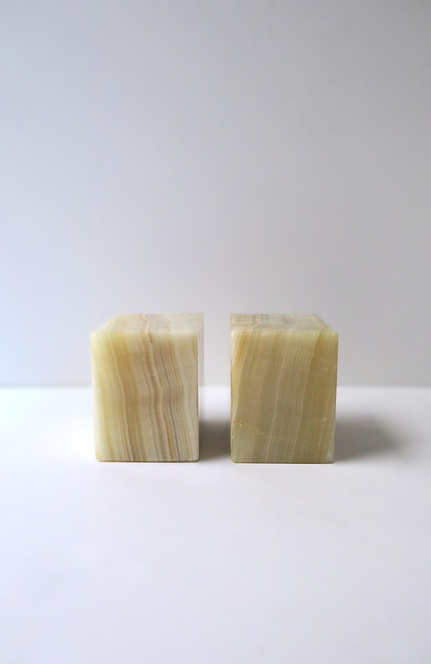Importante pareja de sujetalibros italianos de mármol ónice, de estilo Moderno de los años 70/Postmoderno, hacia finales del siglo XX, años 70, Italia. Los sujetalibros son rectangulares con tonos neutros y veteados. Restos de etiqueta en la parte