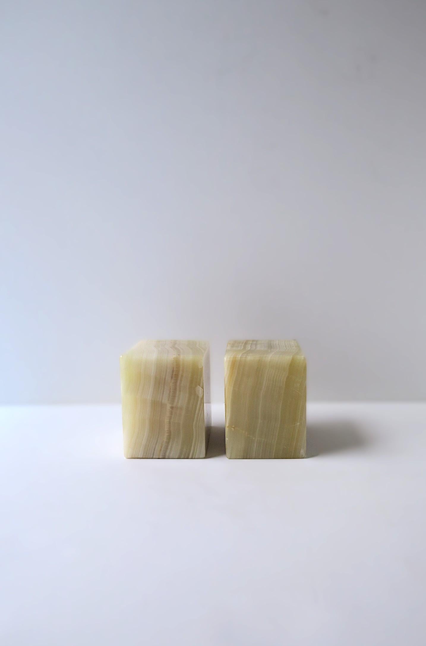Sujetalibros de mármol ónice italiano, Pareja siglo XX en venta