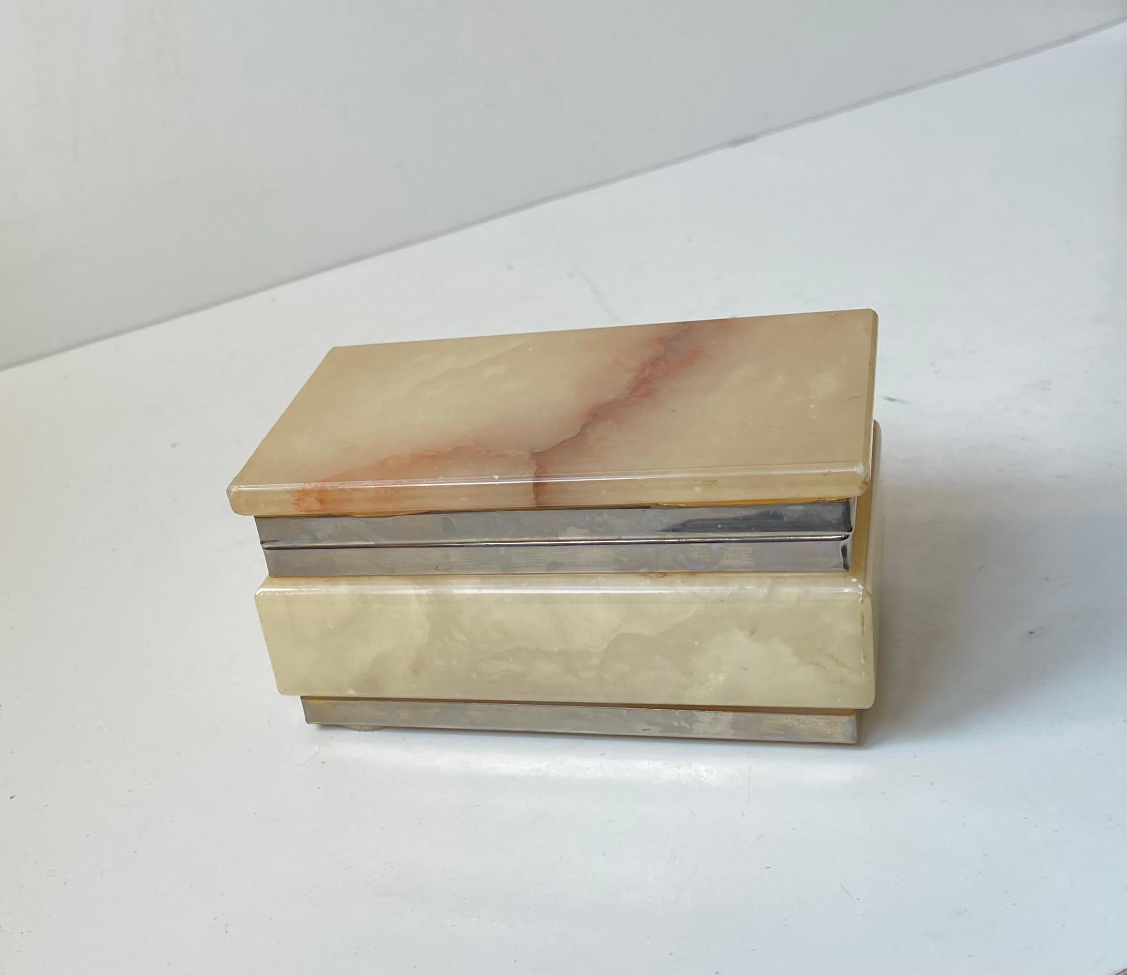 Boîte décorative pour bibelots, bijoux ou cigarettes en marbre naturel et onyx. Fabriqué à la main en Italie dans les années 1970 par Romano Bianchi.   

Dimensions : 14x9x7,5 cm.