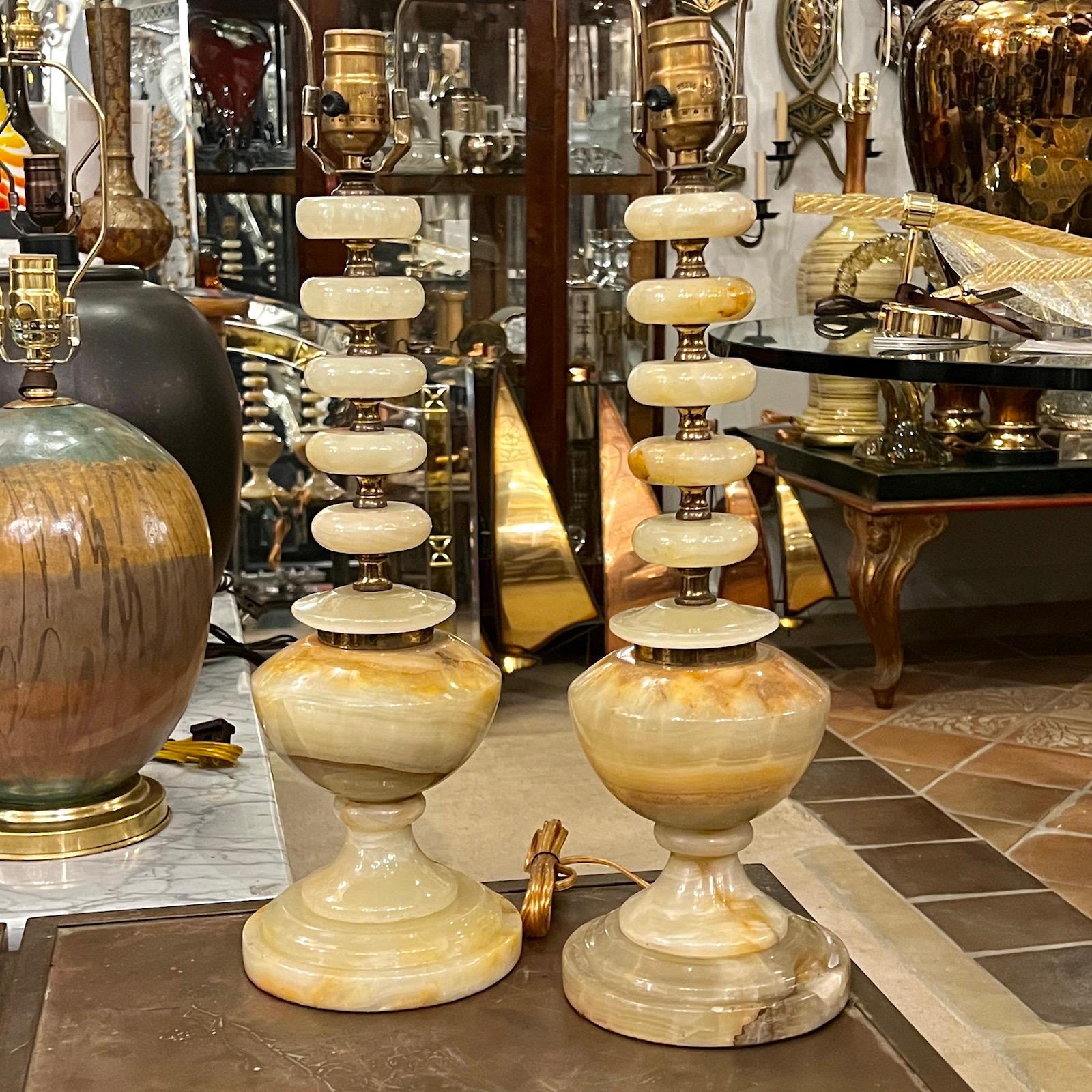 Pair of circa 1940's Italian onyx table lamps with brass elements.

Measurements:
Height of body: 17