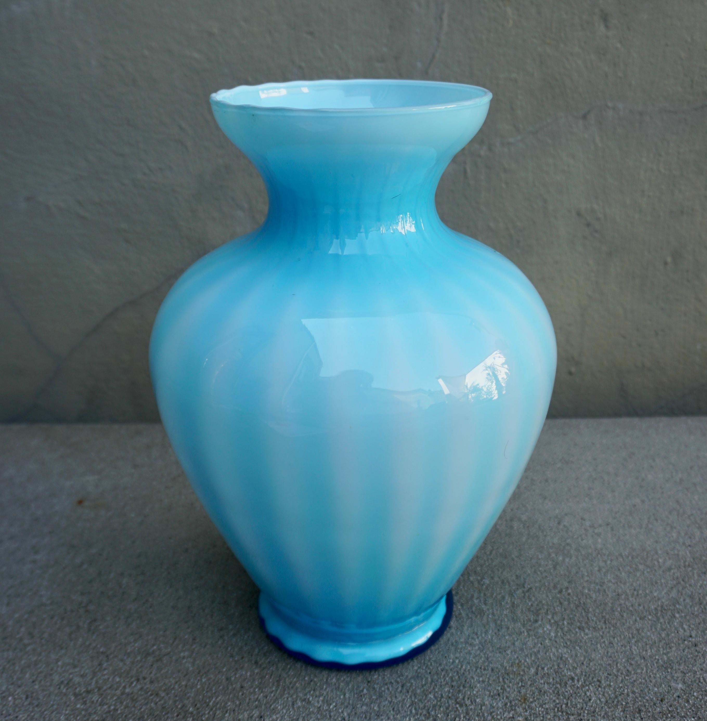 Très grand vase vintage en verre de Murano dans un ton bleu clair parfait. Verre bleu soufflé à la bouche. 
Fait à la main en Italie, années 1970. 

H : 12.2
