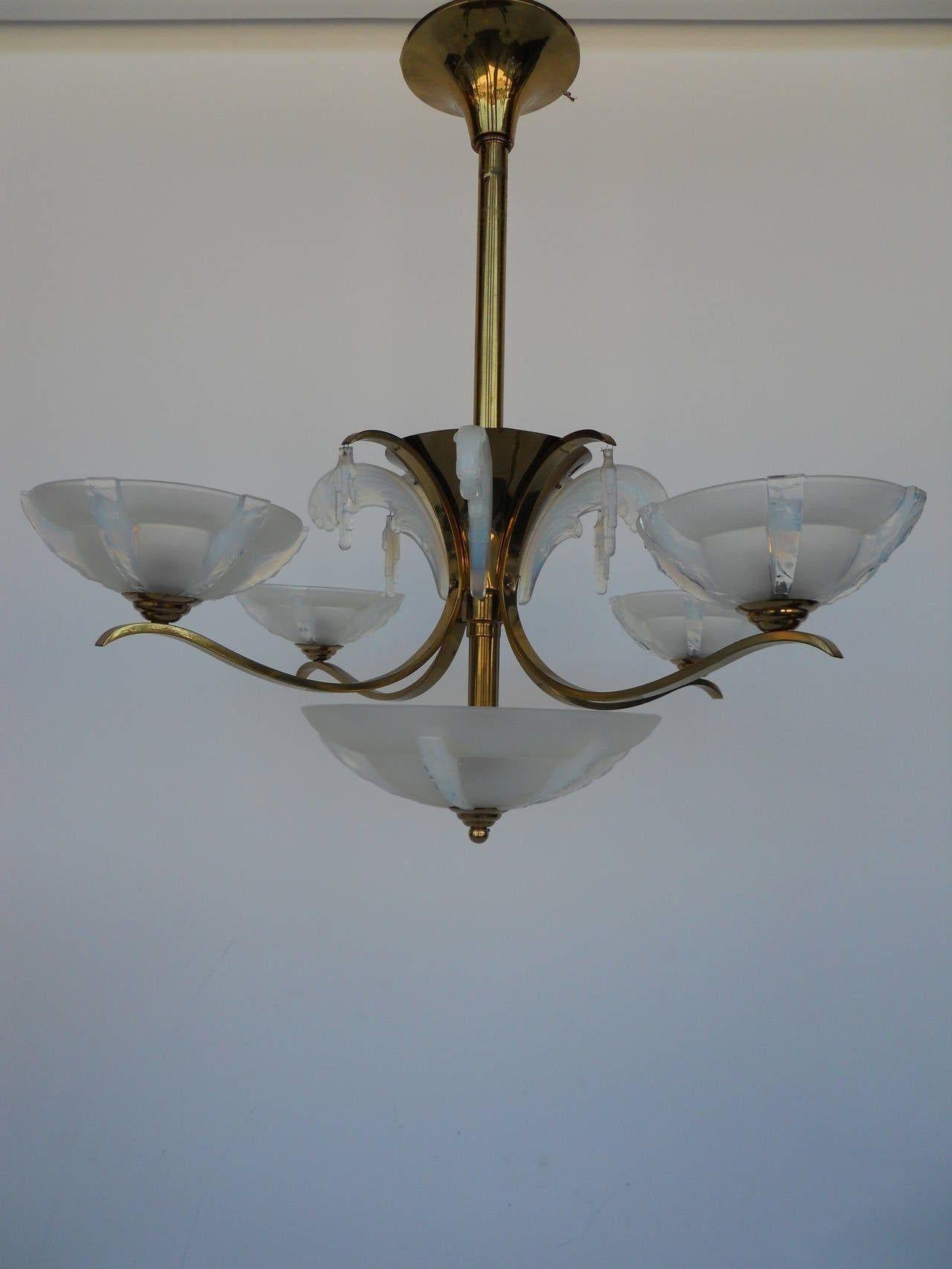 Italian opalescent glass chandelier after Sabino.
Four arms.
Eight lights total, lights also located inside the bottom plafonia and inside the upper brass cup.