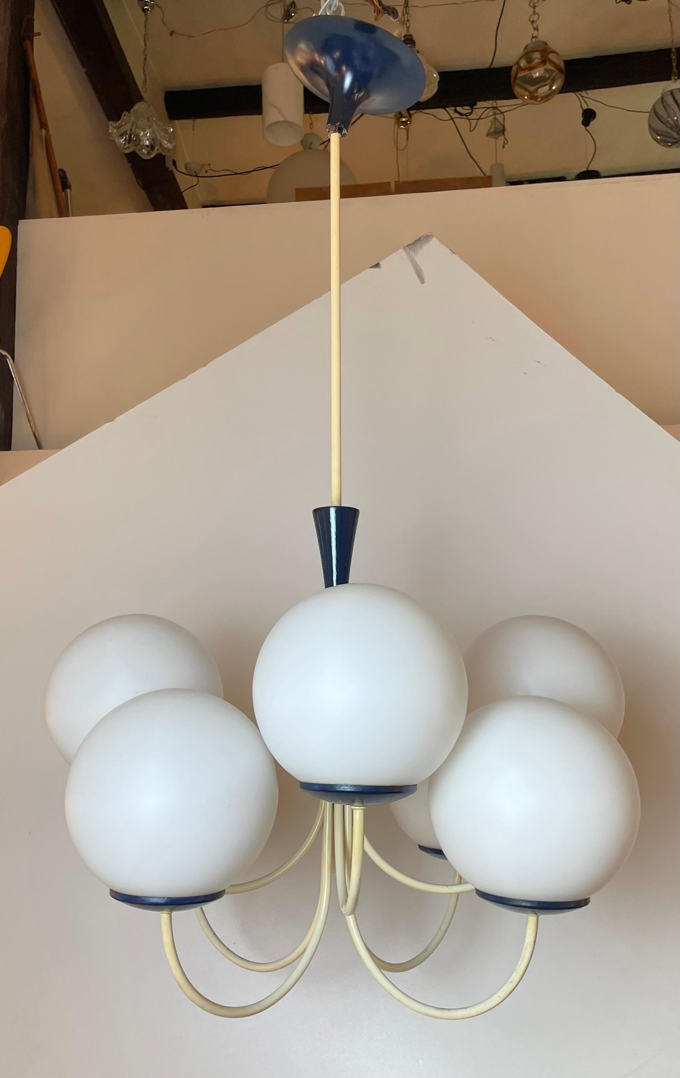 Italian Opalin Chandelier, 1950s For Sale 4