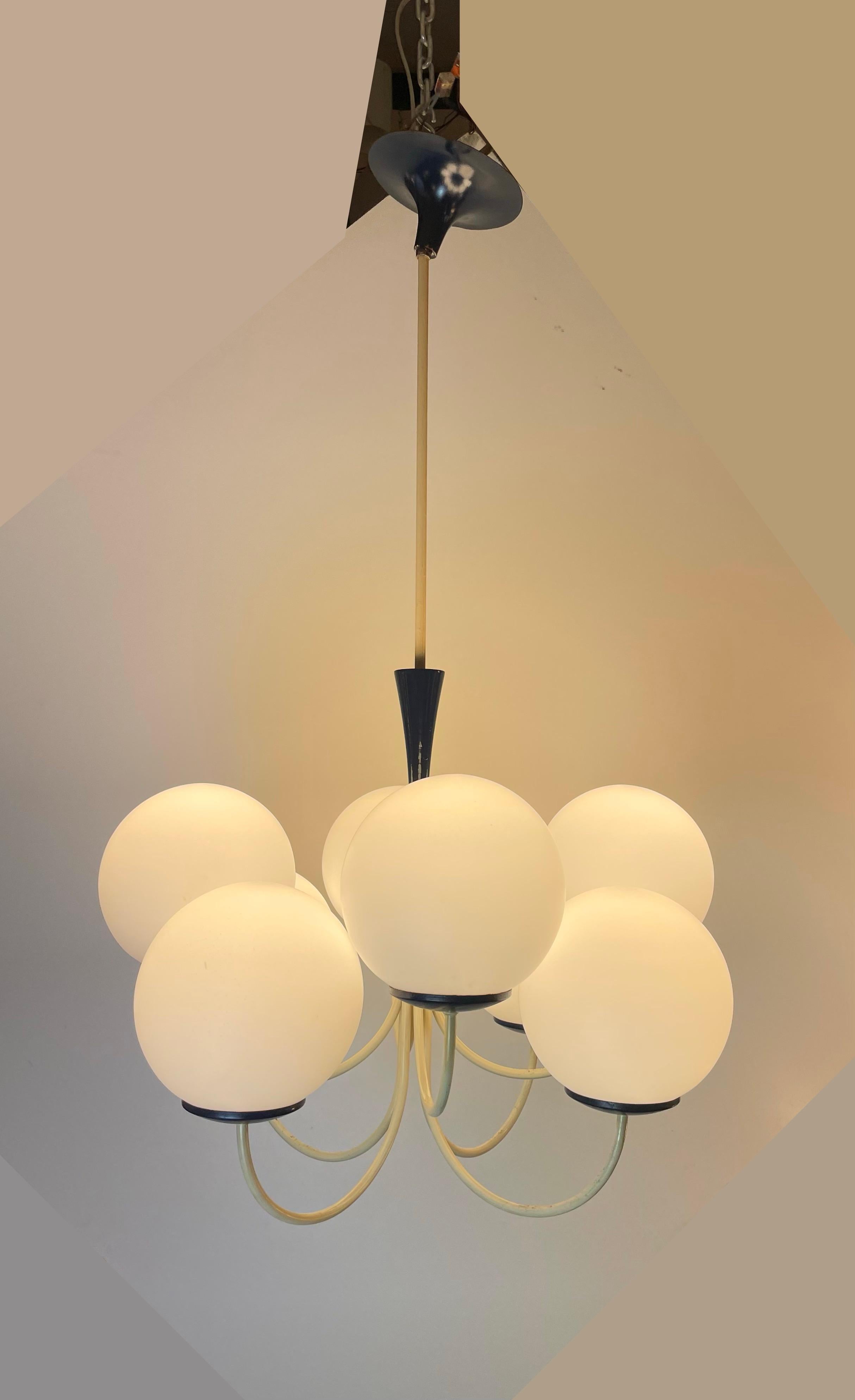 Italian 8 branches chandelier made of opaline globes mounted on a deep blue and beige painted metal structure, made in the 1950’s.
-
Lustre italien à 8 branches composé de globes en opaline montés sur une structure en métal peint bleu foncé et