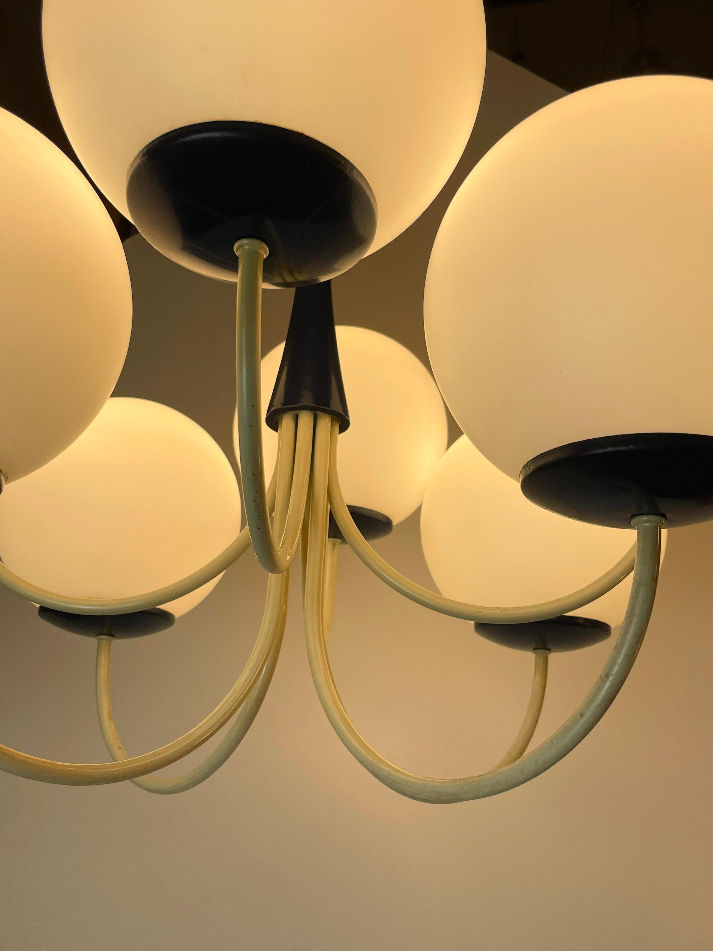 Italian Opalin Chandelier, 1950s For Sale 1
