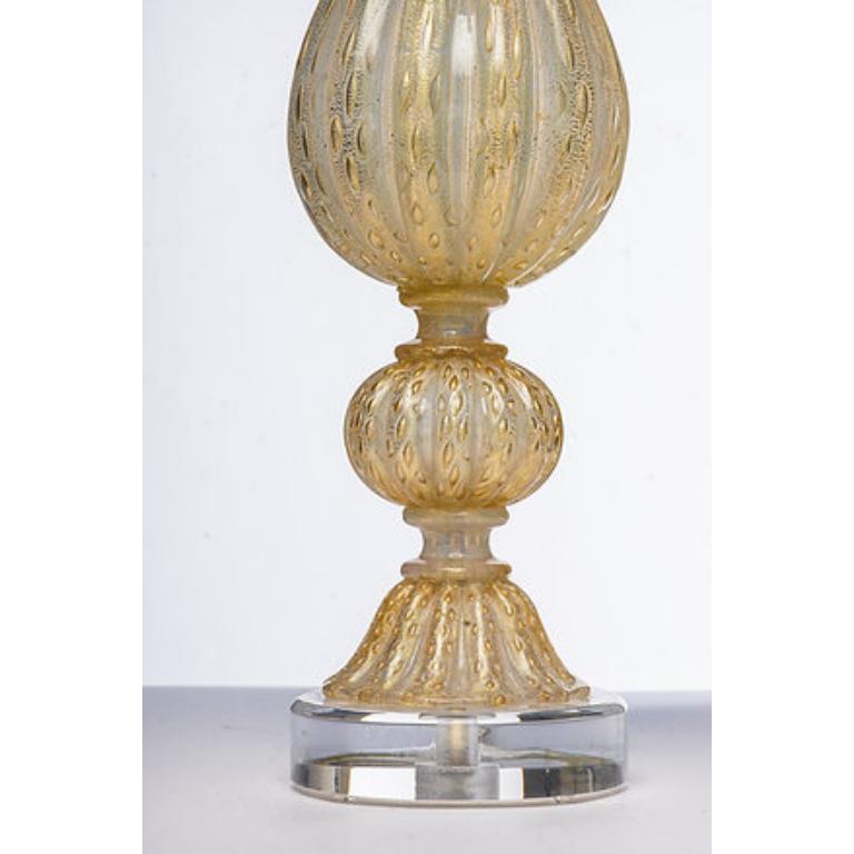 Paire de lampes Murano vintage en opaline et mouchetures d'or avec bases en lucite, nouvellement câblées et abat-jours dorés faits à la main.
Dimensions : 31