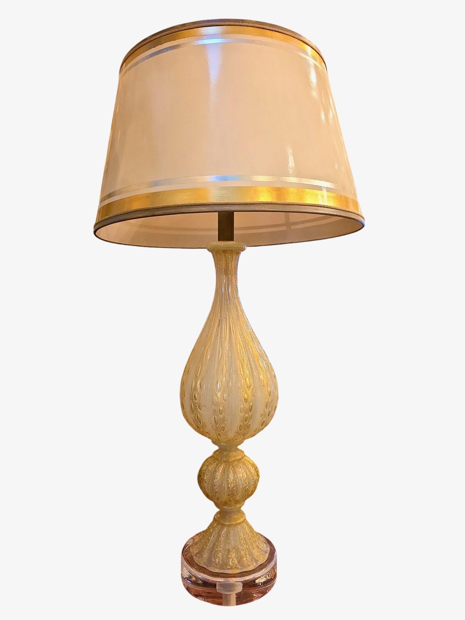 Peint à la main Lampes italiennes de Murano en opaline et or avec bases en lucite, 20e siècle en vente