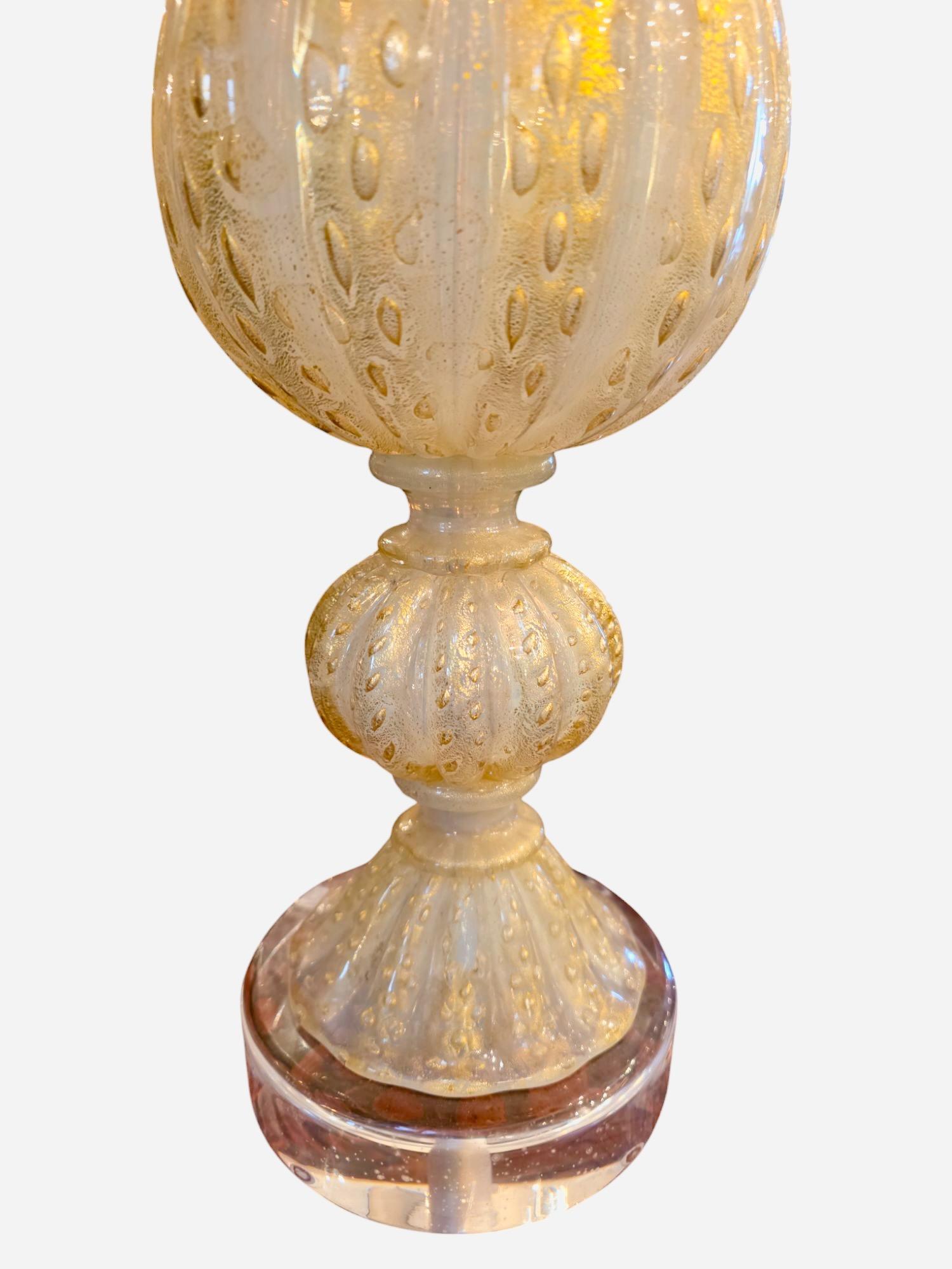 Lampes italiennes de Murano en opaline et or avec bases en lucite, 20e siècle Excellent état - En vente à Los Angeles, CA