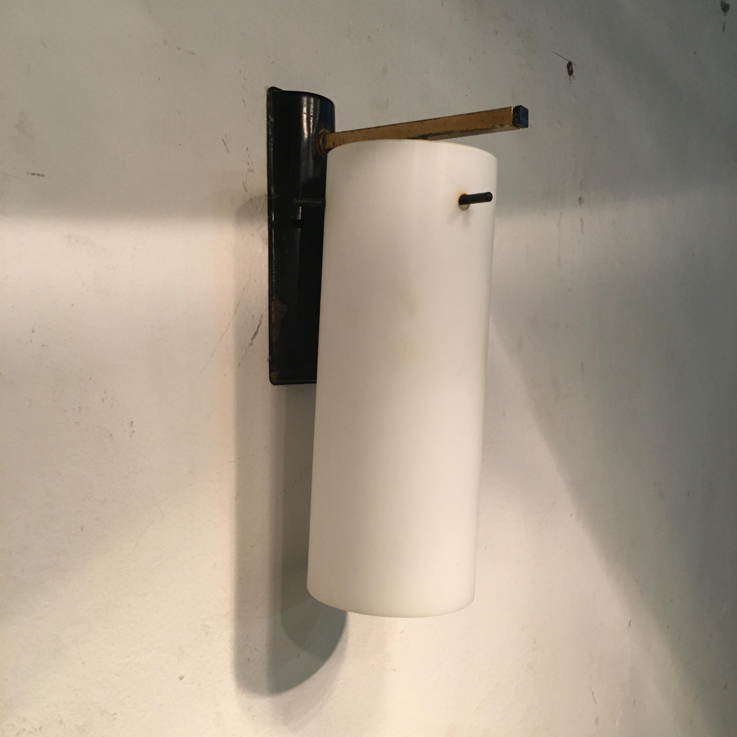 Italian mid-century opaline glass and brass wall lamp, 1950s

Italian opaline glass and brass wall lamp, 1950s in the style of Stilnovo, 

Wall light with cylindrical satin glass shade and lamp holder arm in brass and enameled metal.

Single