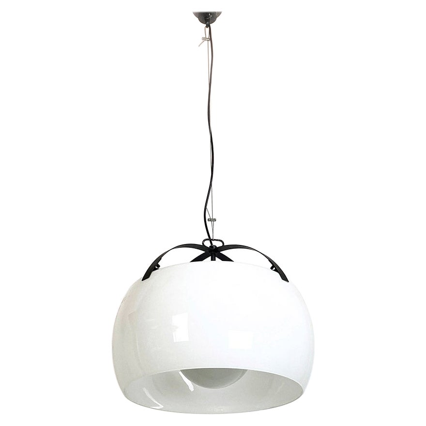 Lampadario Omega in vetro opalino e metallo di Magisretti per Artemide 1962 in vendita