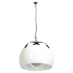 Lampadario Omega in vetro opalino e metallo di Magisretti per Artemide 1962
