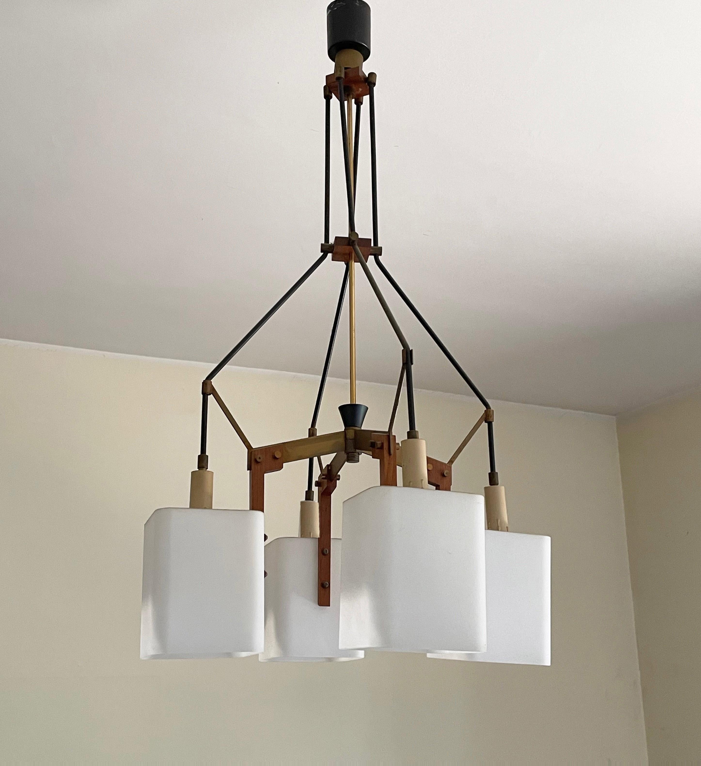 Mid-Century moderno Lampadario italiano in vetro opalino, ottone e teak attribuito a Stilnovo, anni '60 in vendita