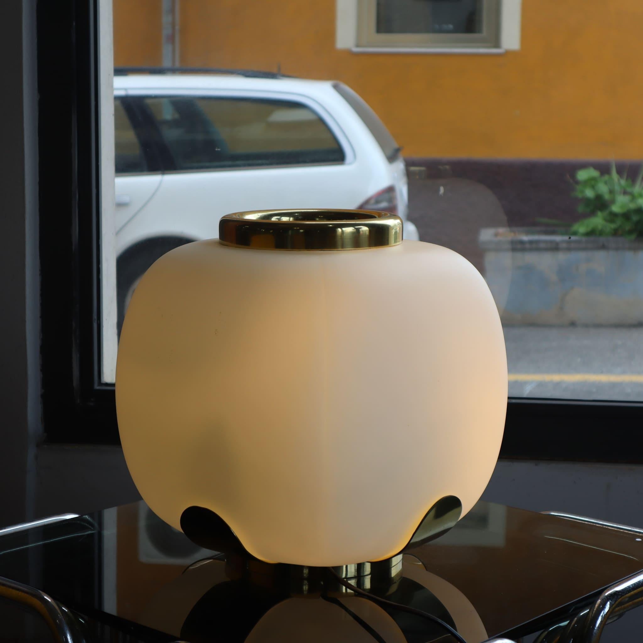 Lampada da tavolo italiana in vetro opalino e ottone di Alfredo Barbini Enrico Tronconi anni '70 in vendita 3