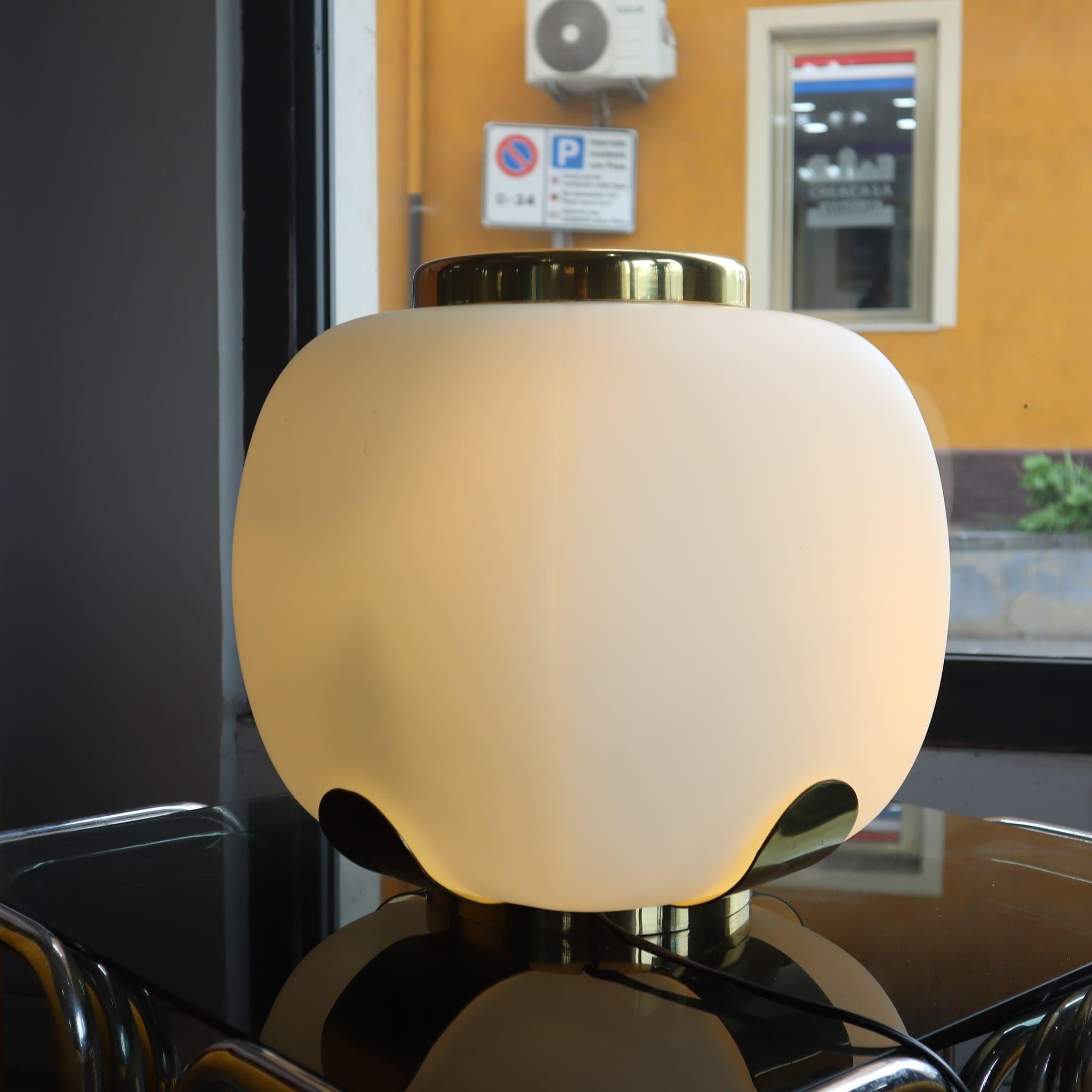 Lampada da tavolo italiana in vetro opalino e ottone di Alfredo Barbini per Enrico Tronconi, anni '70

Questa raffinata lampada da tavolo italiana, disegnata da Alfredo Barbini per Enrico Tronconi negli anni '70, unisce l'eleganza scultorea al