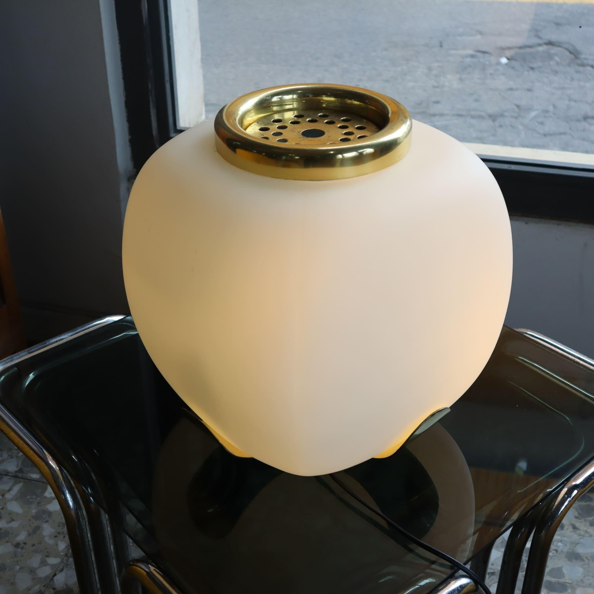 Italiano Lampada da tavolo italiana in vetro opalino e ottone di Alfredo Barbini Enrico Tronconi anni '70 in vendita
