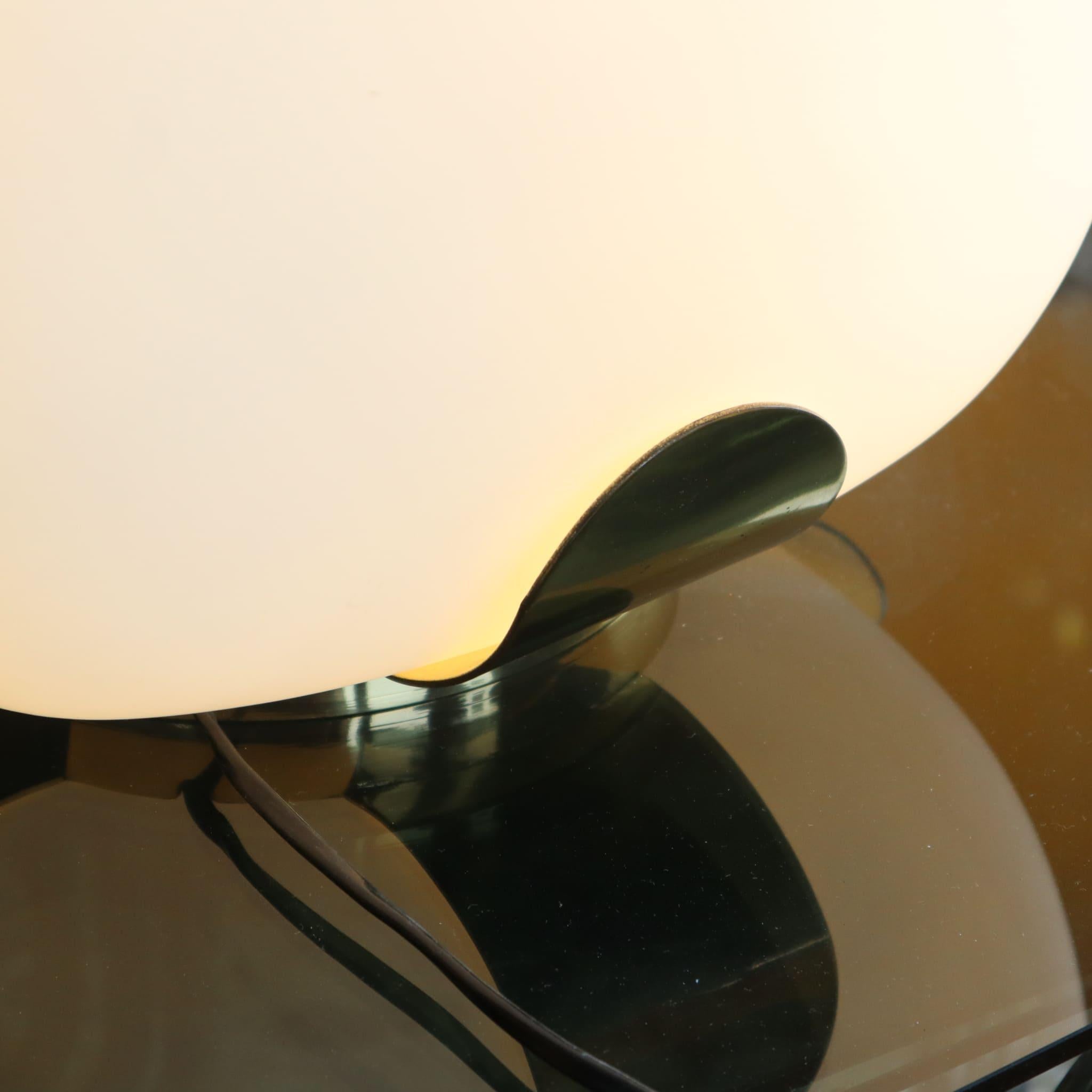 Fine XX secolo Lampada da tavolo italiana in vetro opalino e ottone di Alfredo Barbini Enrico Tronconi anni '70 in vendita