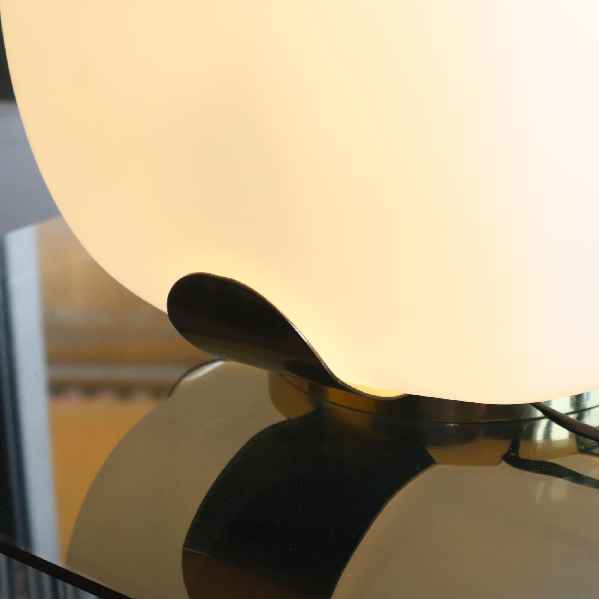 Ottone Lampada da tavolo italiana in vetro opalino e ottone di Alfredo Barbini Enrico Tronconi anni '70 in vendita