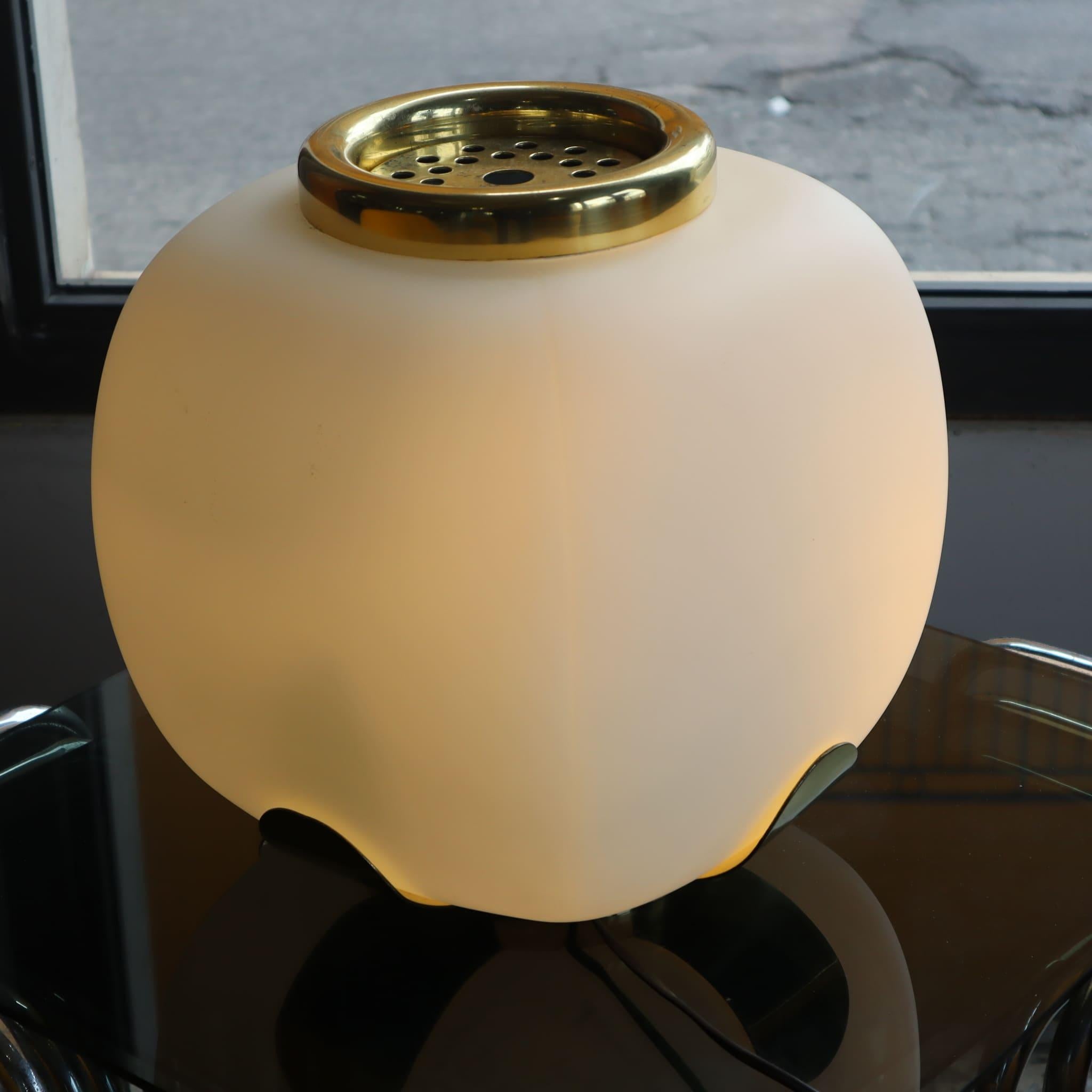 Lampada da tavolo italiana in vetro opalino e ottone di Alfredo Barbini Enrico Tronconi anni '70 in vendita 1