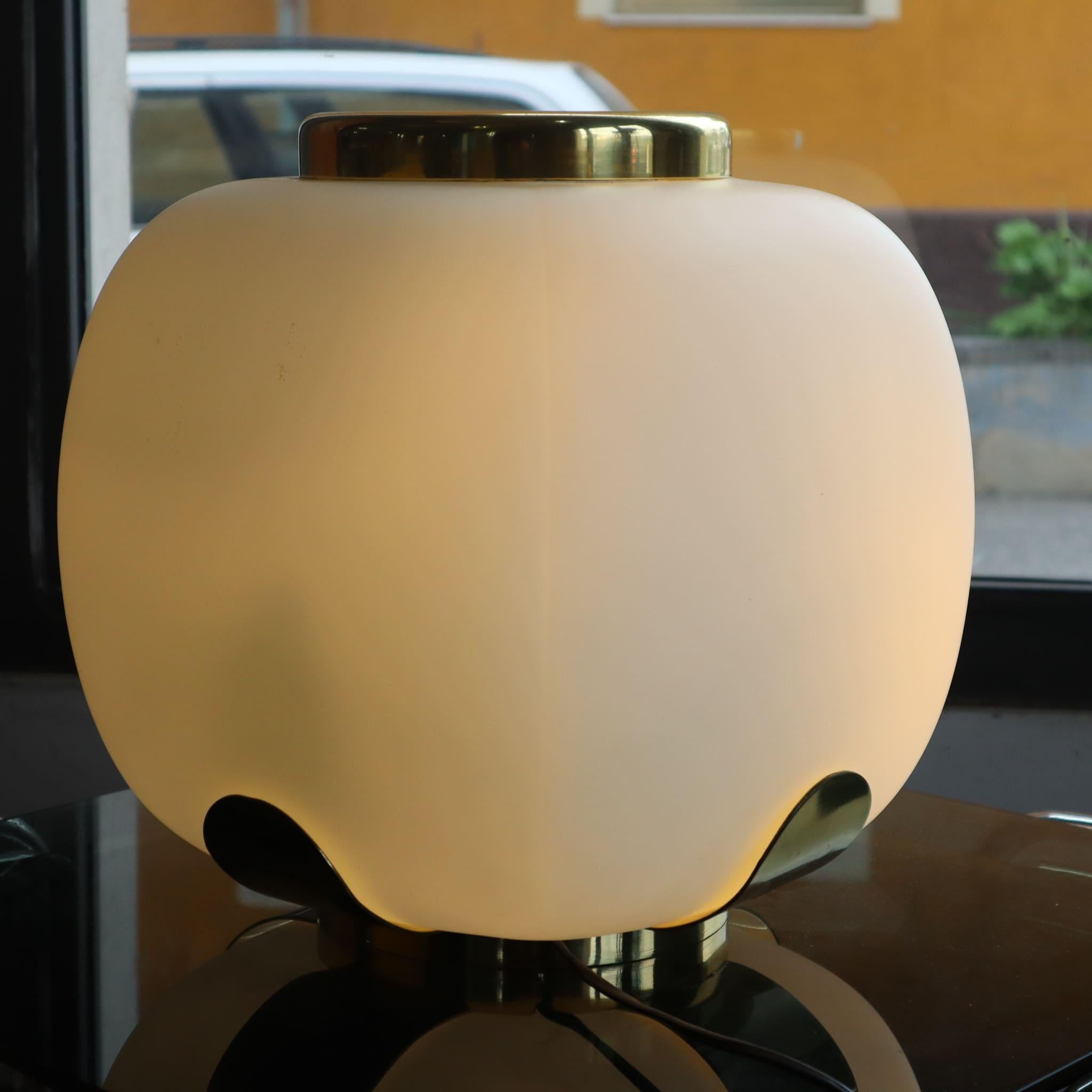 Lampada da tavolo italiana in vetro opalino e ottone di Alfredo Barbini Enrico Tronconi anni '70 in vendita 2