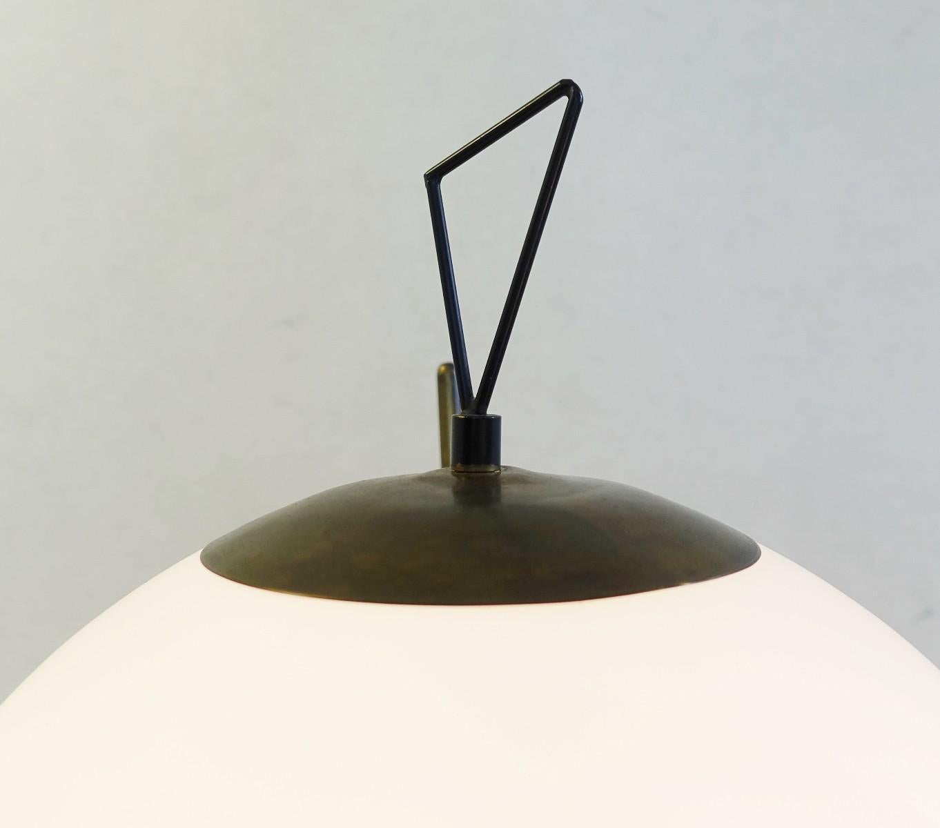 Italian Opaline Glass Floor Lamp (Moderne der Mitte des Jahrhunderts)