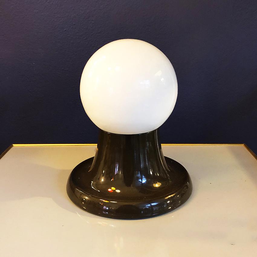 Italian aluminum and opaline glass light ball table lamp, by Achille and Pier Giacomo Castiglioni for Flos, 1965.
Diffused light lamp with lacquered aluminum structure and opaline glass lamp holder of Industrial Production. Designed by Achille and