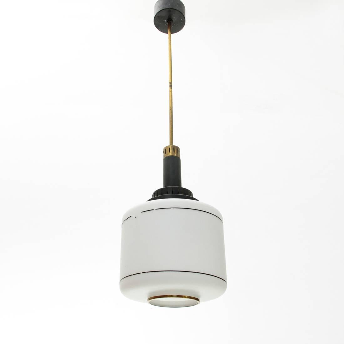 Italian manufacture chandelier from the 1950s.
Black painted aluminum ceiling rose.
Brass stem.
Diffuser in brass, black painted aluminum and white opal glass.
Good general conditions, some signs due to normal use over time.

Dimensions:
