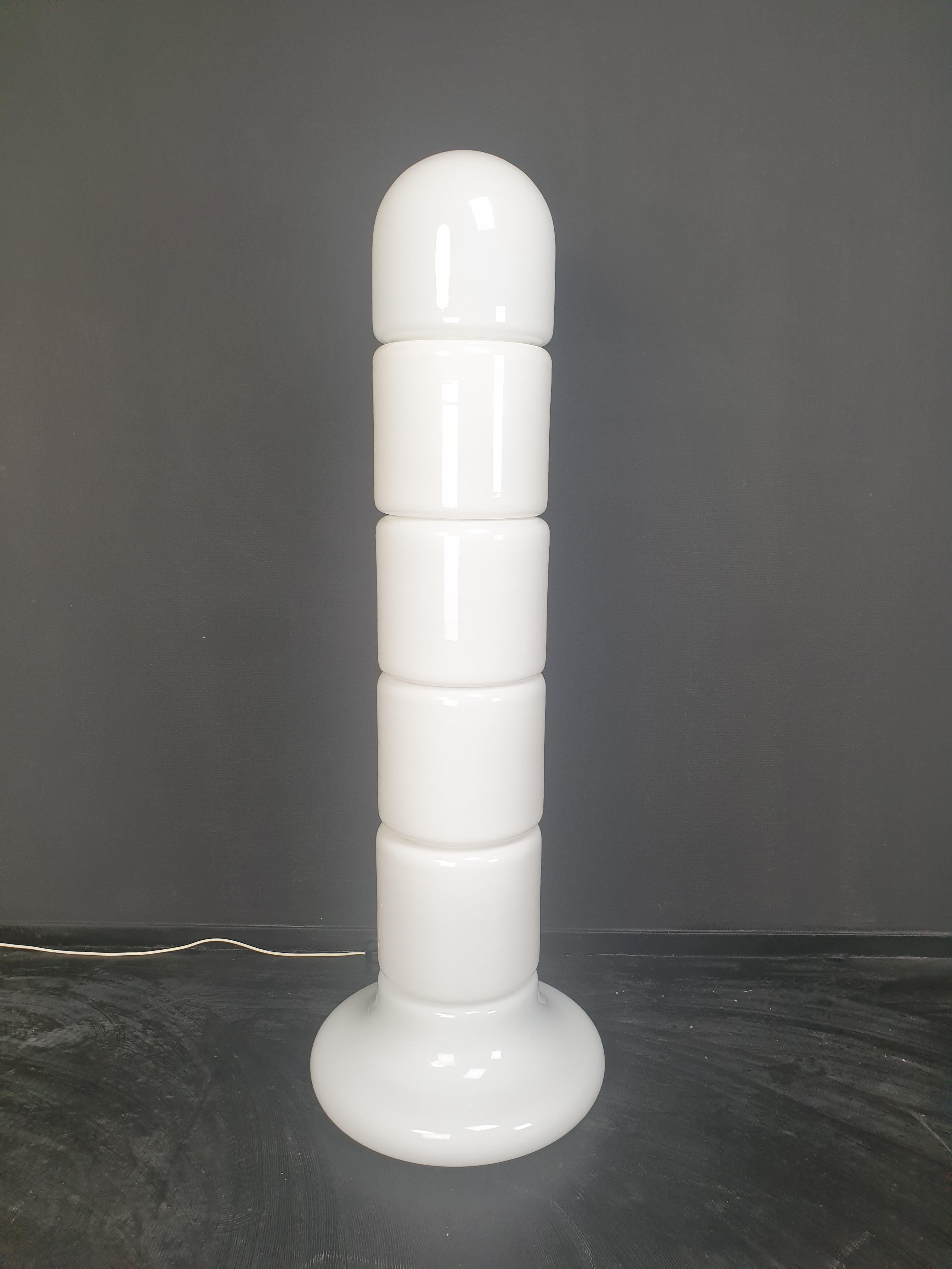 Très rare et décoratif lampadaire Zea de Claudio Salocchi pour Lumenform, années 1970.

Cette magnifique lampe italienne se compose de 6 pièces en verre opalin fabriquées à la main.

Comme vous pouvez le voir sur les photos, il donne une très