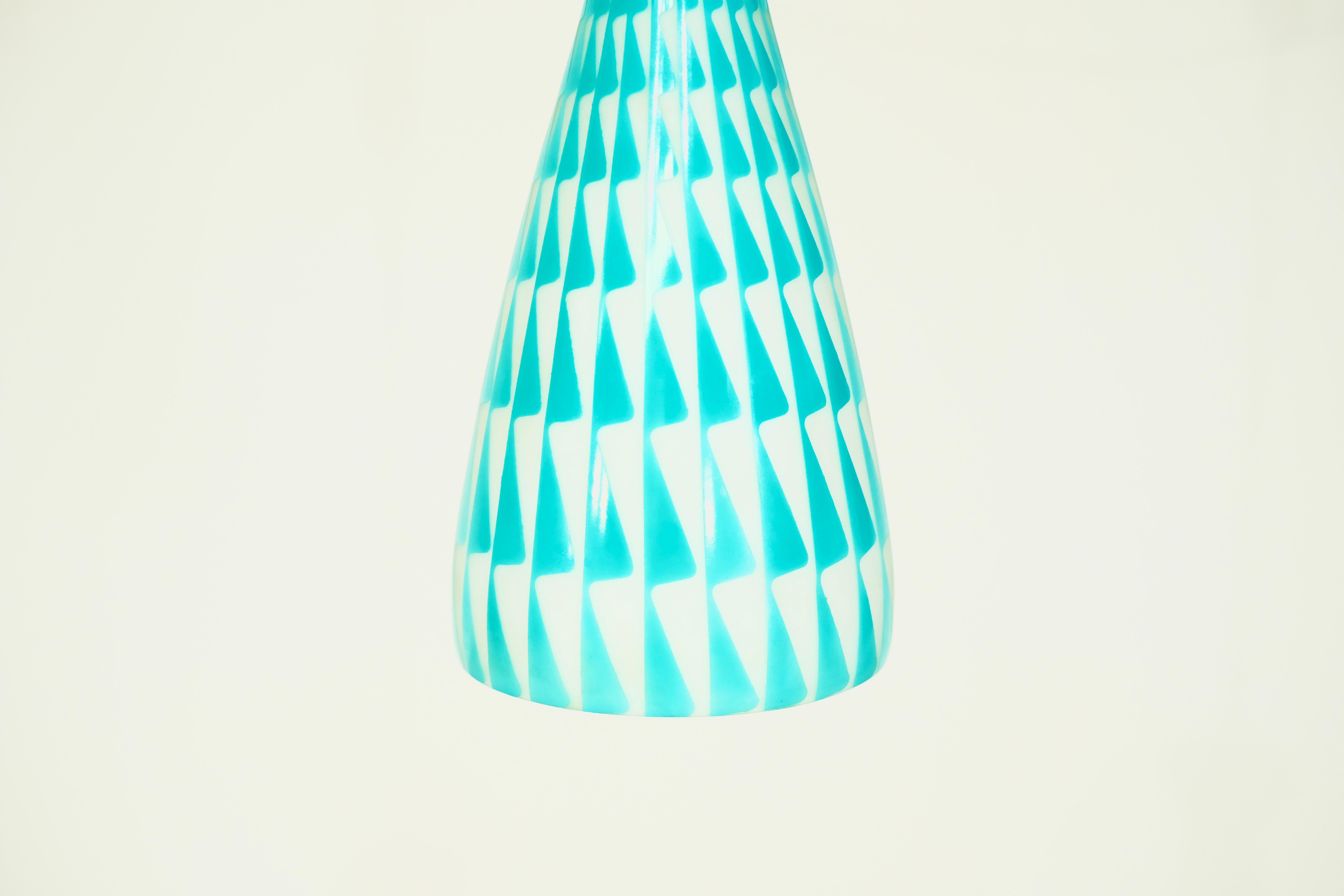 Mid-Century moderno Lampada a sospensione in opalina italiana - anni '70 in vendita