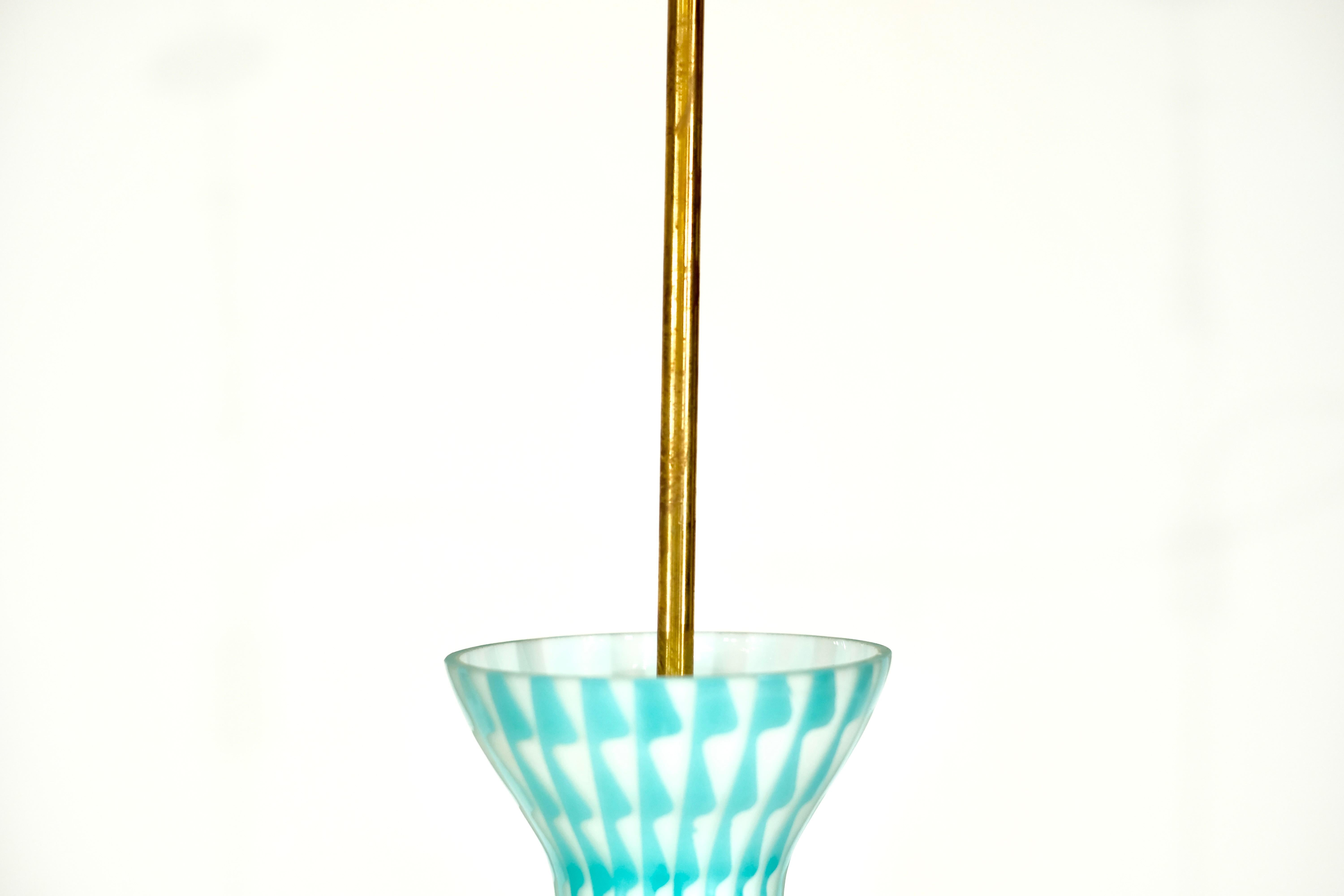 Lampada a sospensione in opalina italiana - anni '70 In condizioni buone in vendita a Uccle, Bruxelles