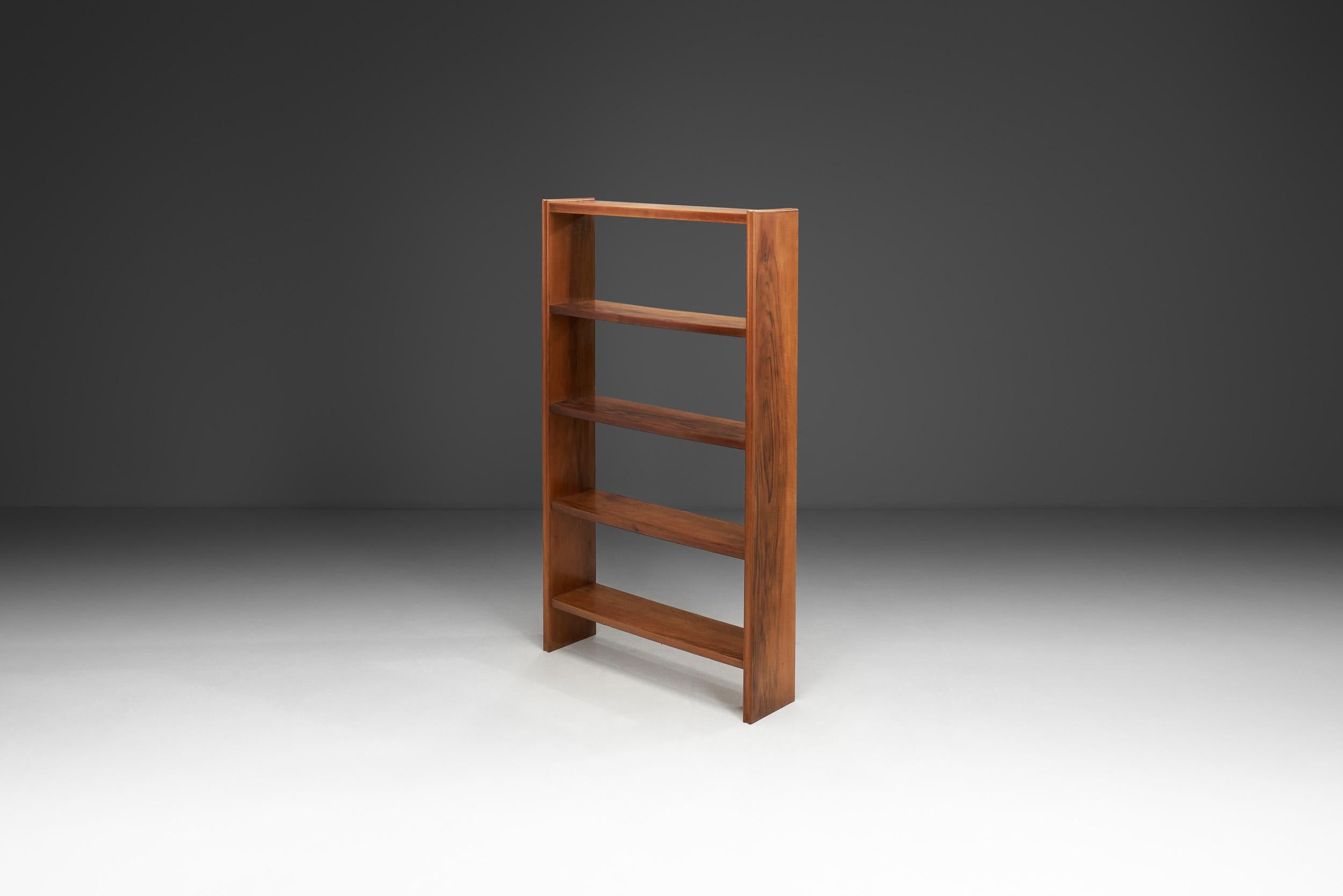 Questa libreria è un delizioso esempio di design di metà secolo, che unisce forma e funzione. Il linguaggio del design italiano degli anni '70 appare attraente e fresco oggi come decenni fa. Eleganza e forza sono sapientemente combinate in questo