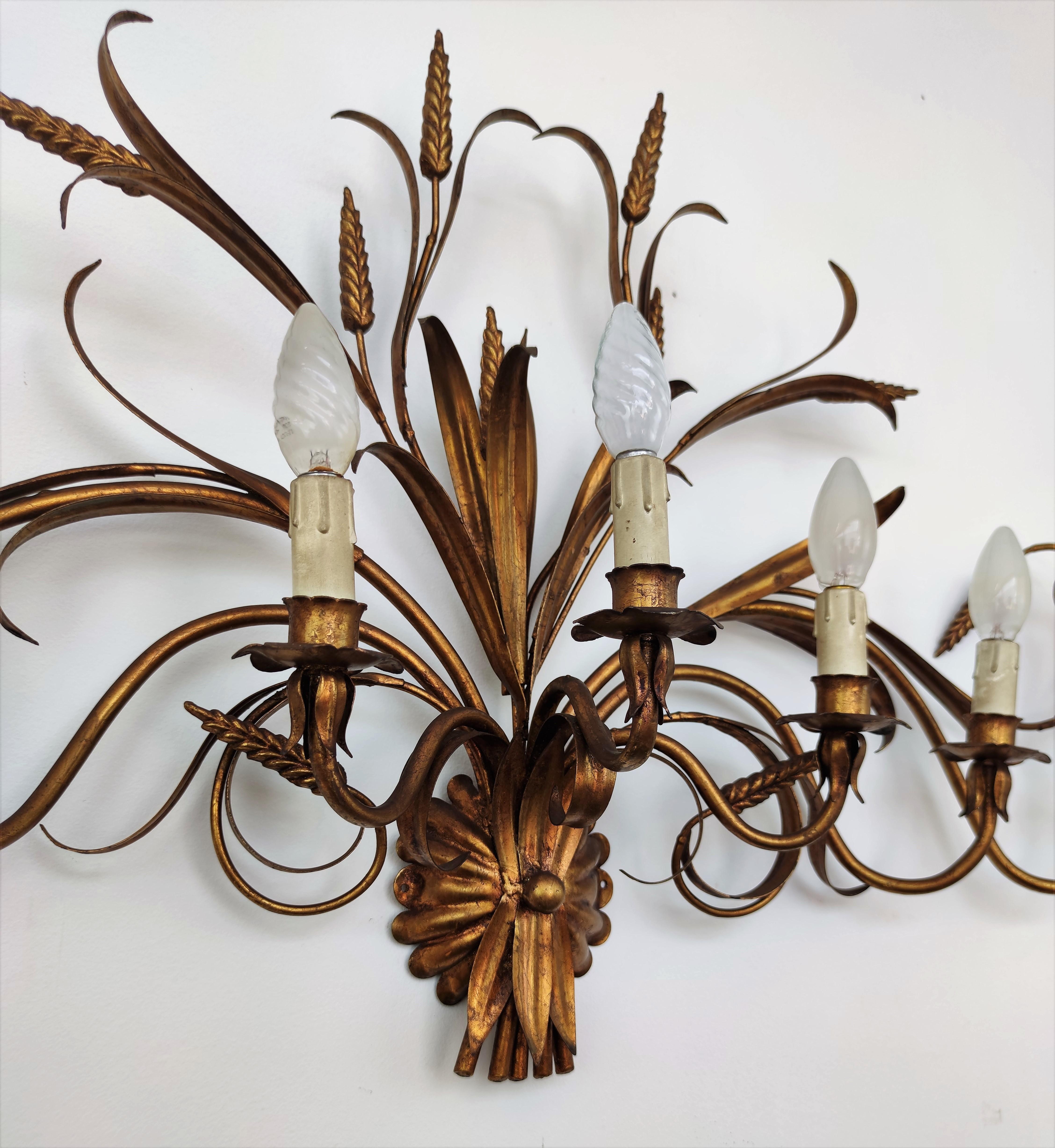Italian or French Mid-Century Gilt Toleware Wheat Sheaf Wall Light In Good Condition For Sale In Carimate, Como