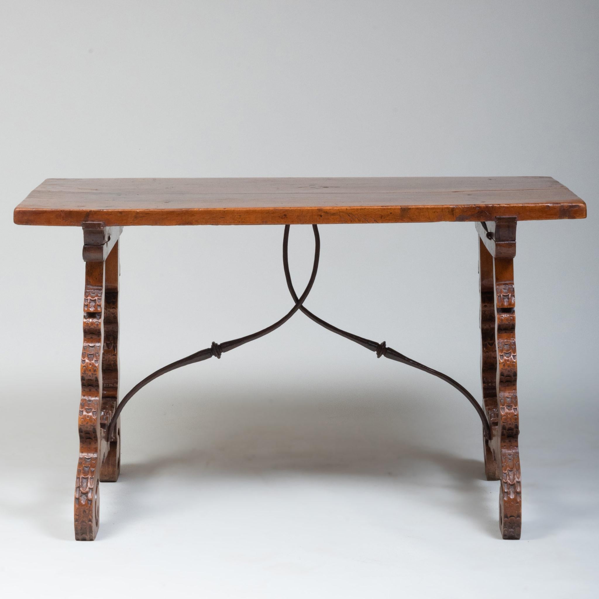 Italienischer oder spanischer Nussbaum- Trestle-Tisch (19. Jahrhundert) im Angebot