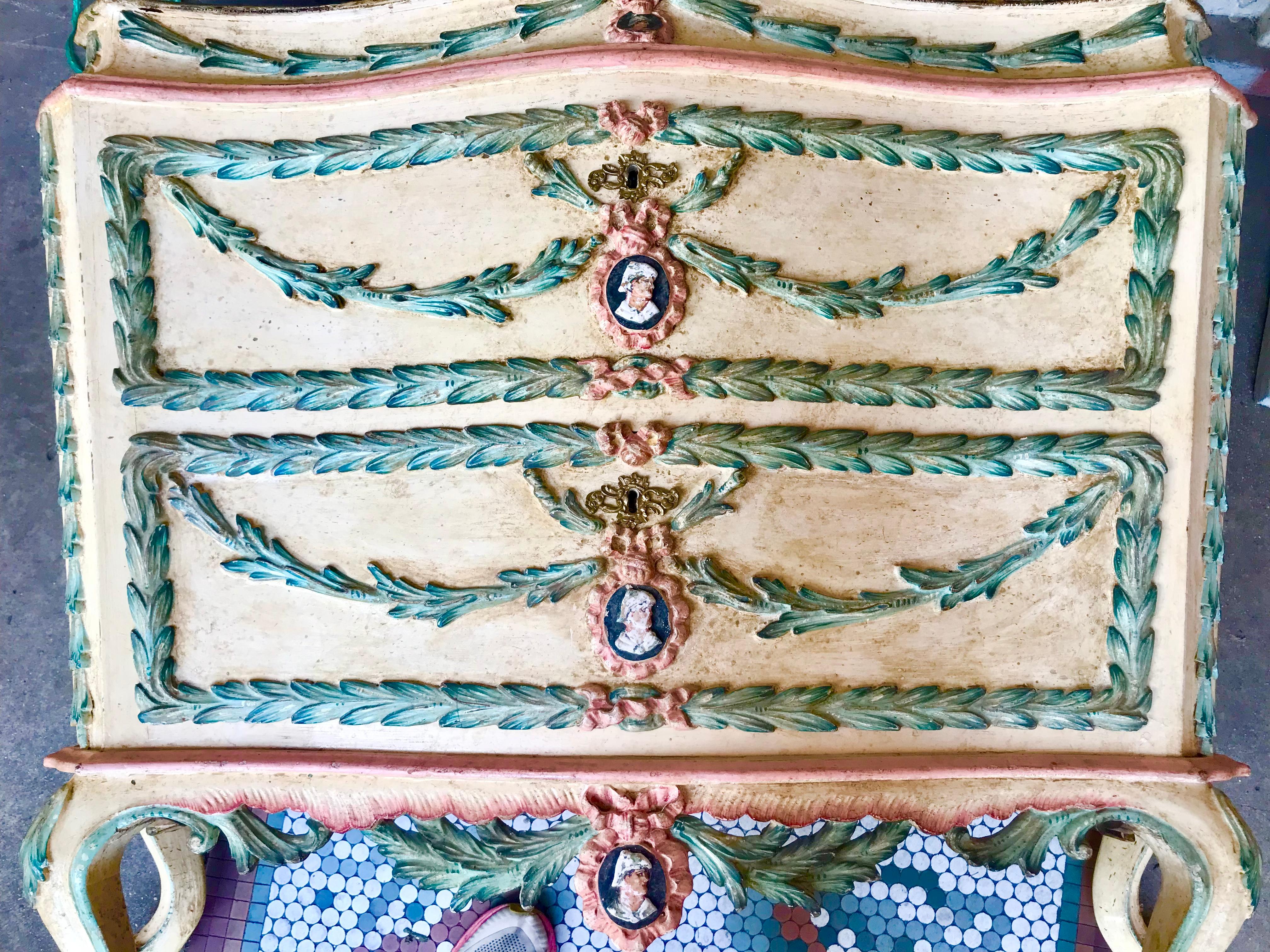 Italienische oder venezianische Kommode, pastellfarben lackiert, geschnitzt in Relief (Neoklassisch) im Angebot