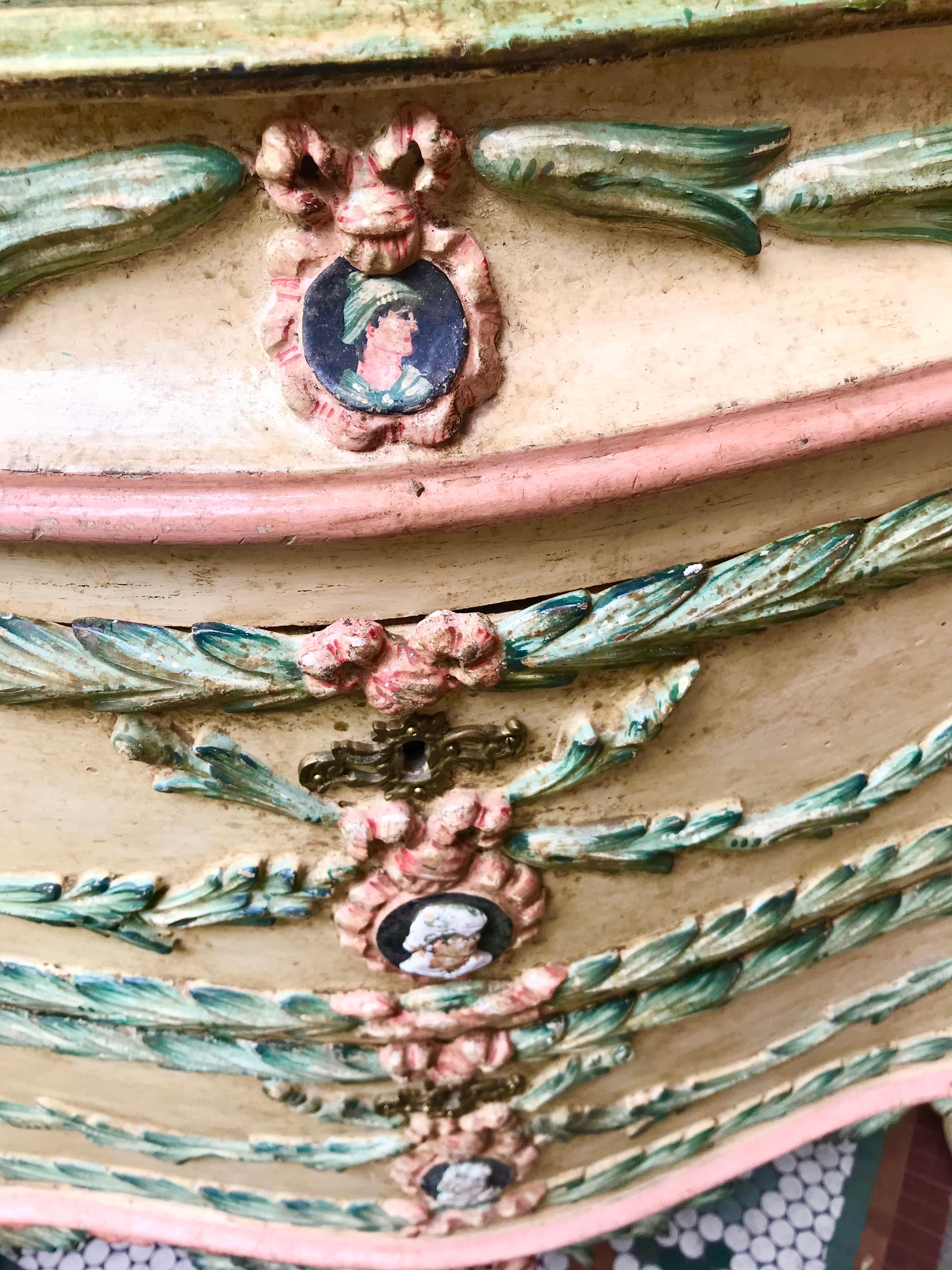 Italienische oder venezianische Kommode, pastellfarben lackiert, geschnitzt in Relief im Angebot 2