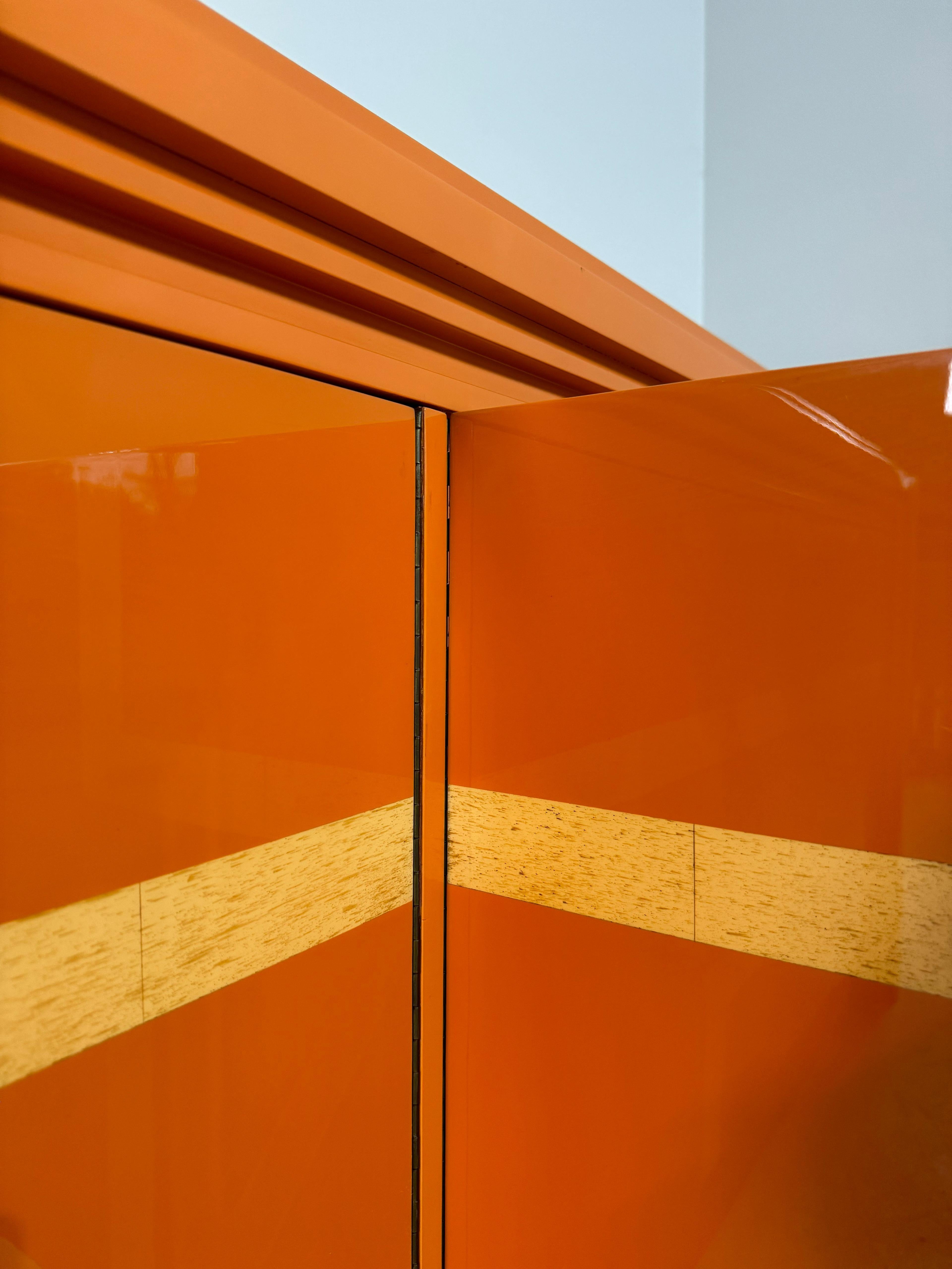 Italienisches orange lackiertes Sideboard mit Intarsien, 1970er Jahre im Angebot 5