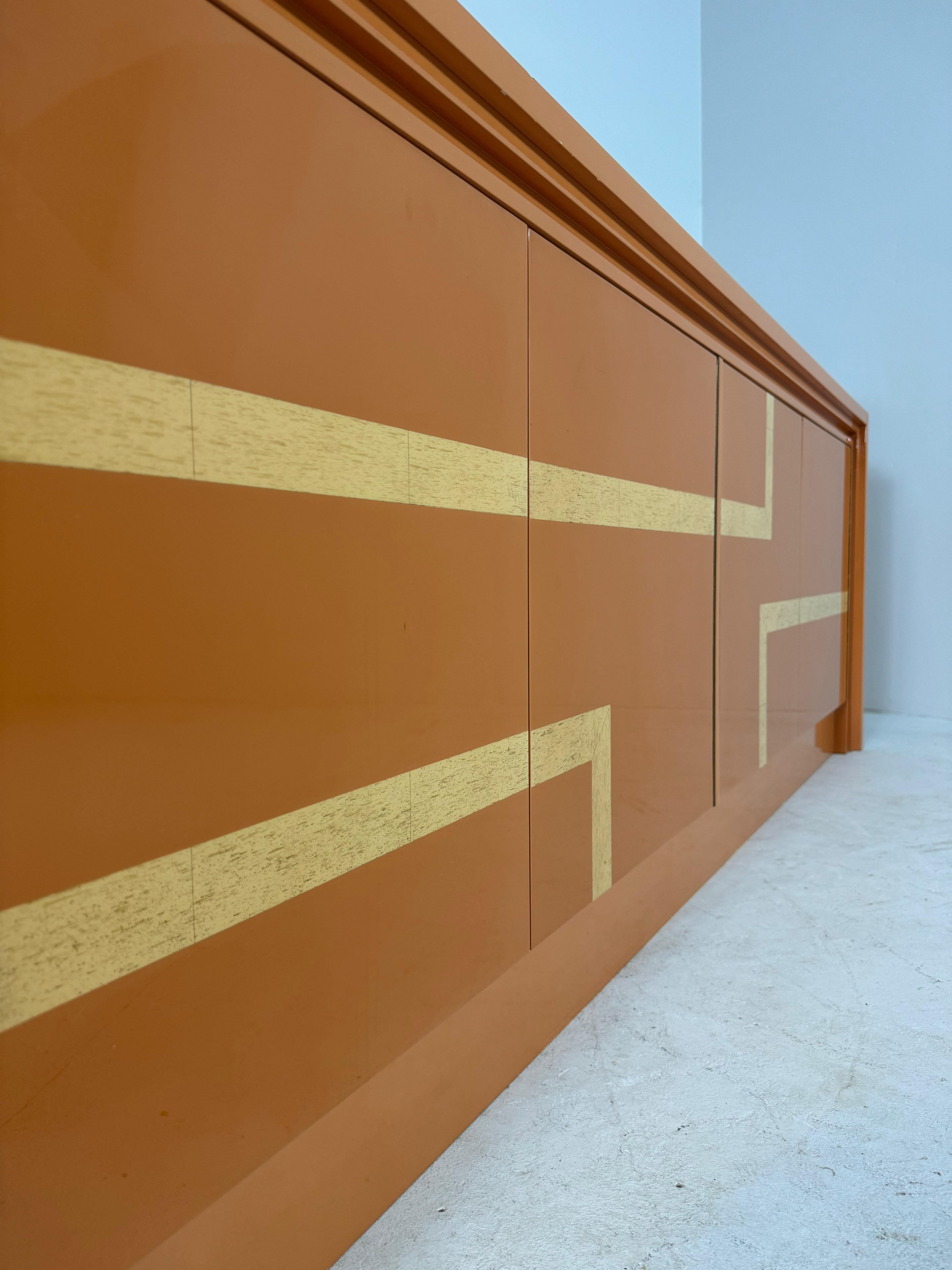 Italienisches orange lackiertes Sideboard mit Intarsien, 1970er Jahre (Ende des 20. Jahrhunderts) im Angebot