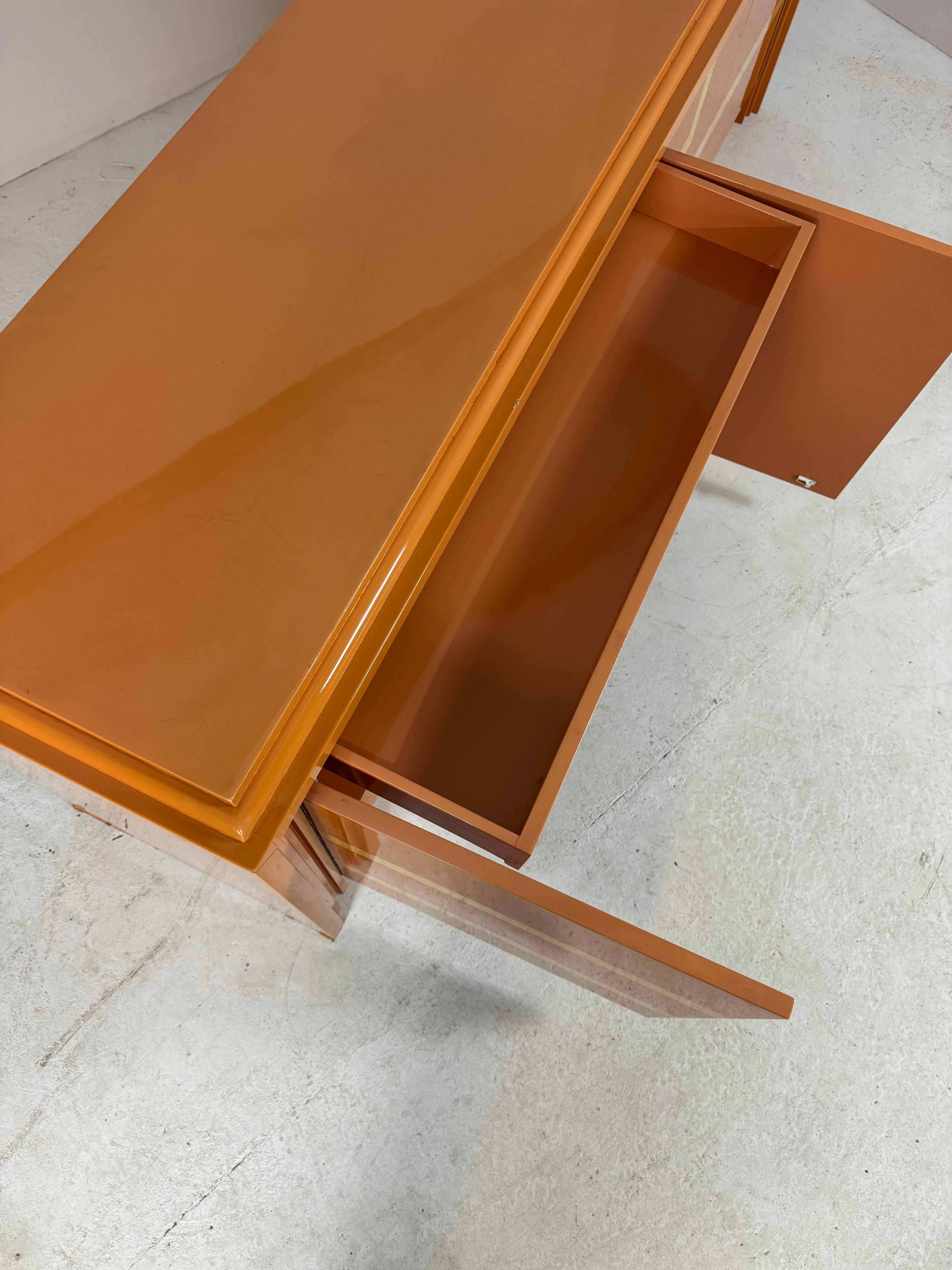 Italienisches orange lackiertes Sideboard mit Intarsien, 1970er Jahre im Angebot 1