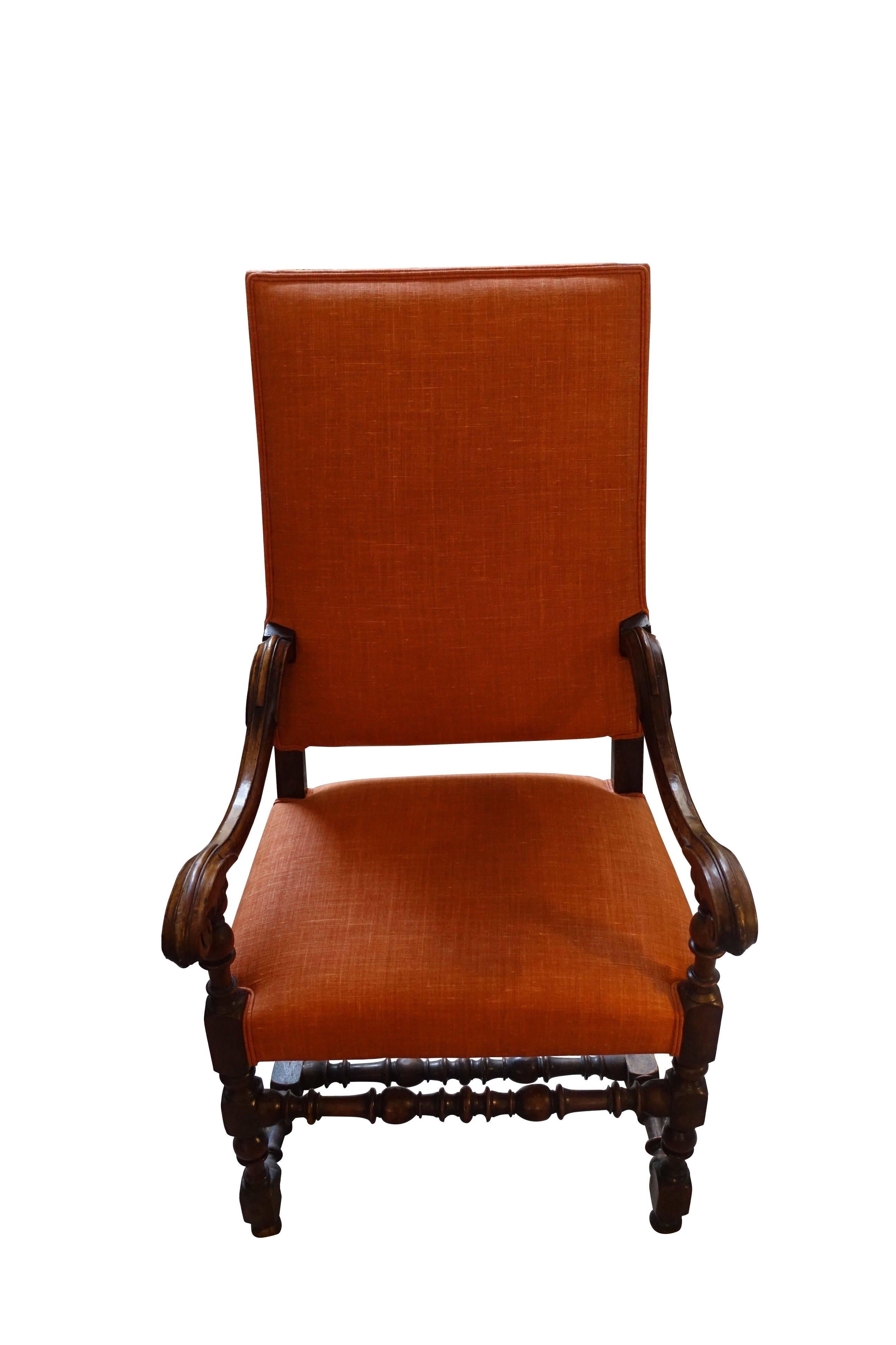 Poltrone classiche italiane del XVIII secolo con struttura in legno di noce.
Il rivestimento in lino belga arancione conferisce alla struttura dal design classico un aspetto unico.
Braccio a voluta e rocchetto splendidamente intagliato e gambe