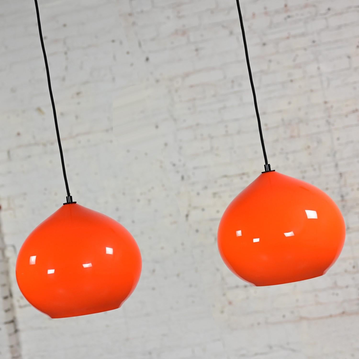 Spektakuläres Paar italienischer Pendelleuchten aus orangefarbenem Murano-Glas, die Alessandro Pianon für Vistosi zugeschrieben werden, mit neuer schwarzer Aufhängeschnur, Fassung & Baldachin. Schöner Zustand, im Auge behalten, dass diese sind