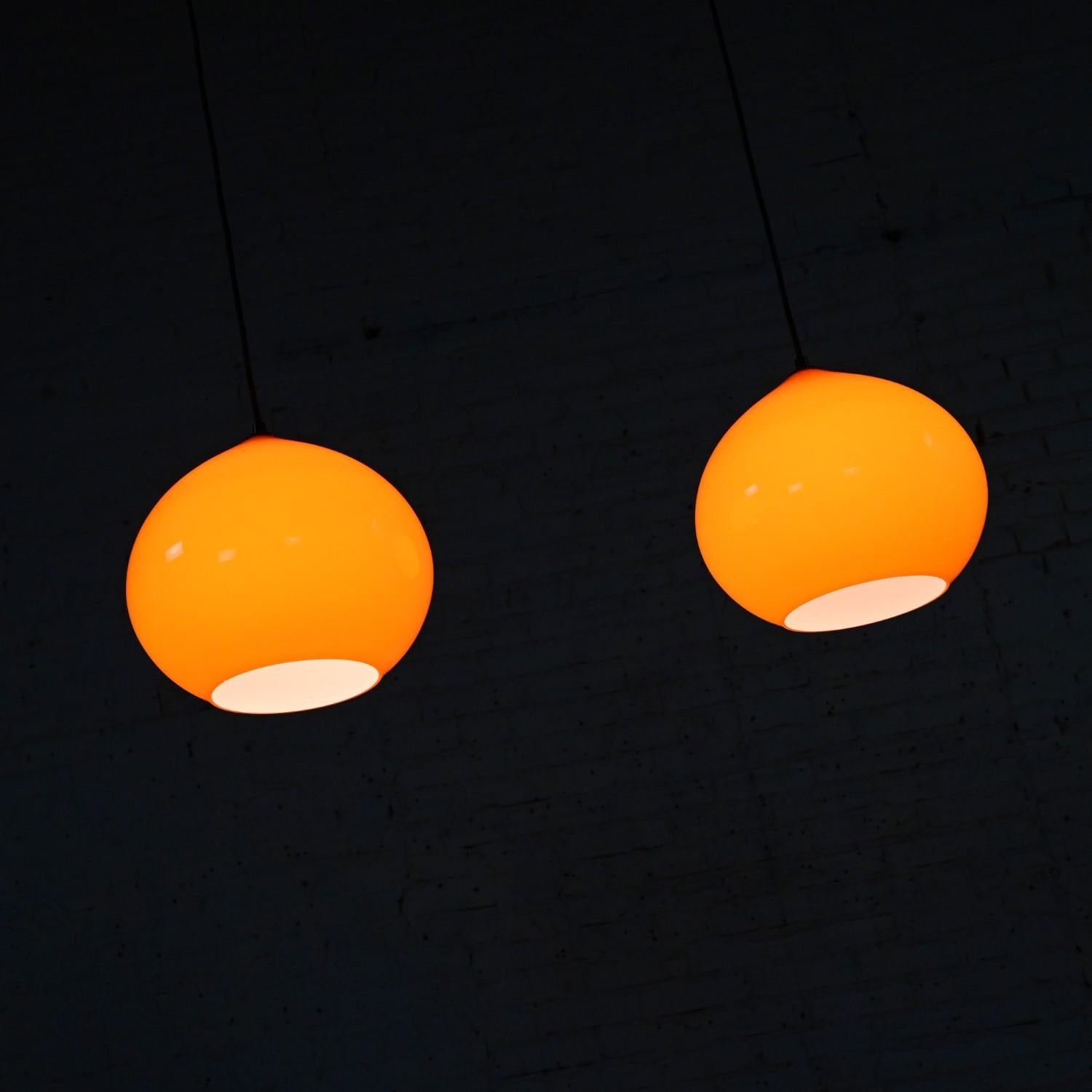 Italienische Pendelleuchten aus orangefarbenem Muranoglas von Alessandro Pianon für Vistosi im Angebot 1