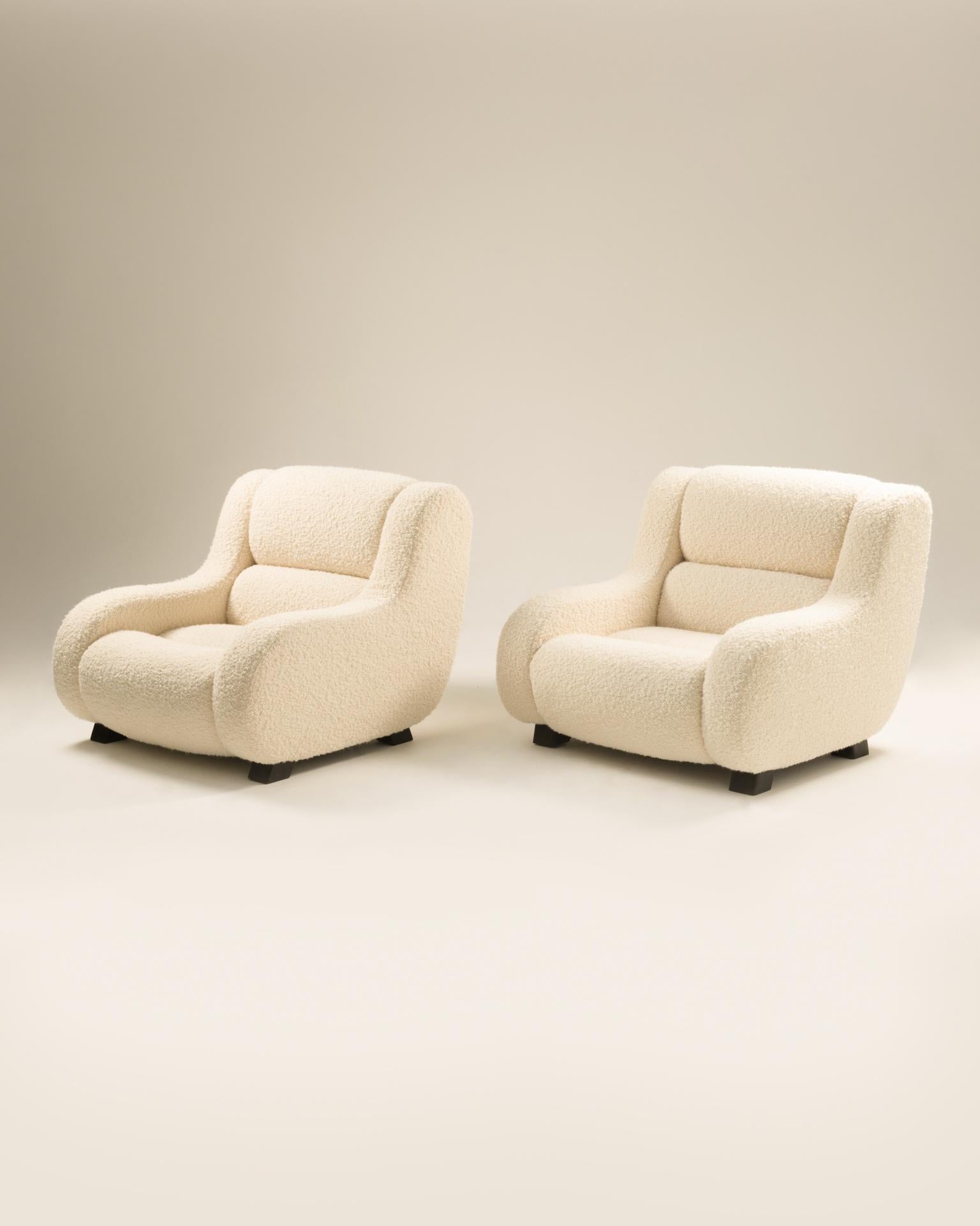 Pair of 1970s Italian armchairs, fully restored in a textured fabric from the English house Designers Guild.

The rounded shapes and multi-spooled seats offer a unique design and comfort.