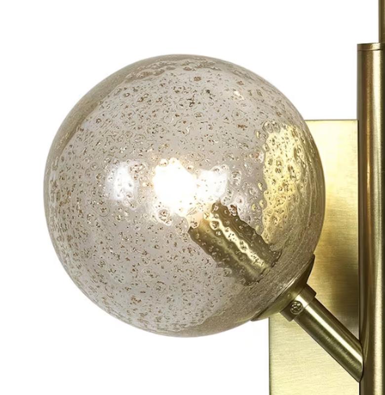 Italienische organische Bespoke Ball Blume Messing Wandleuchter mit 3 Murano-Glaskugeln (Handgefertigt) im Angebot