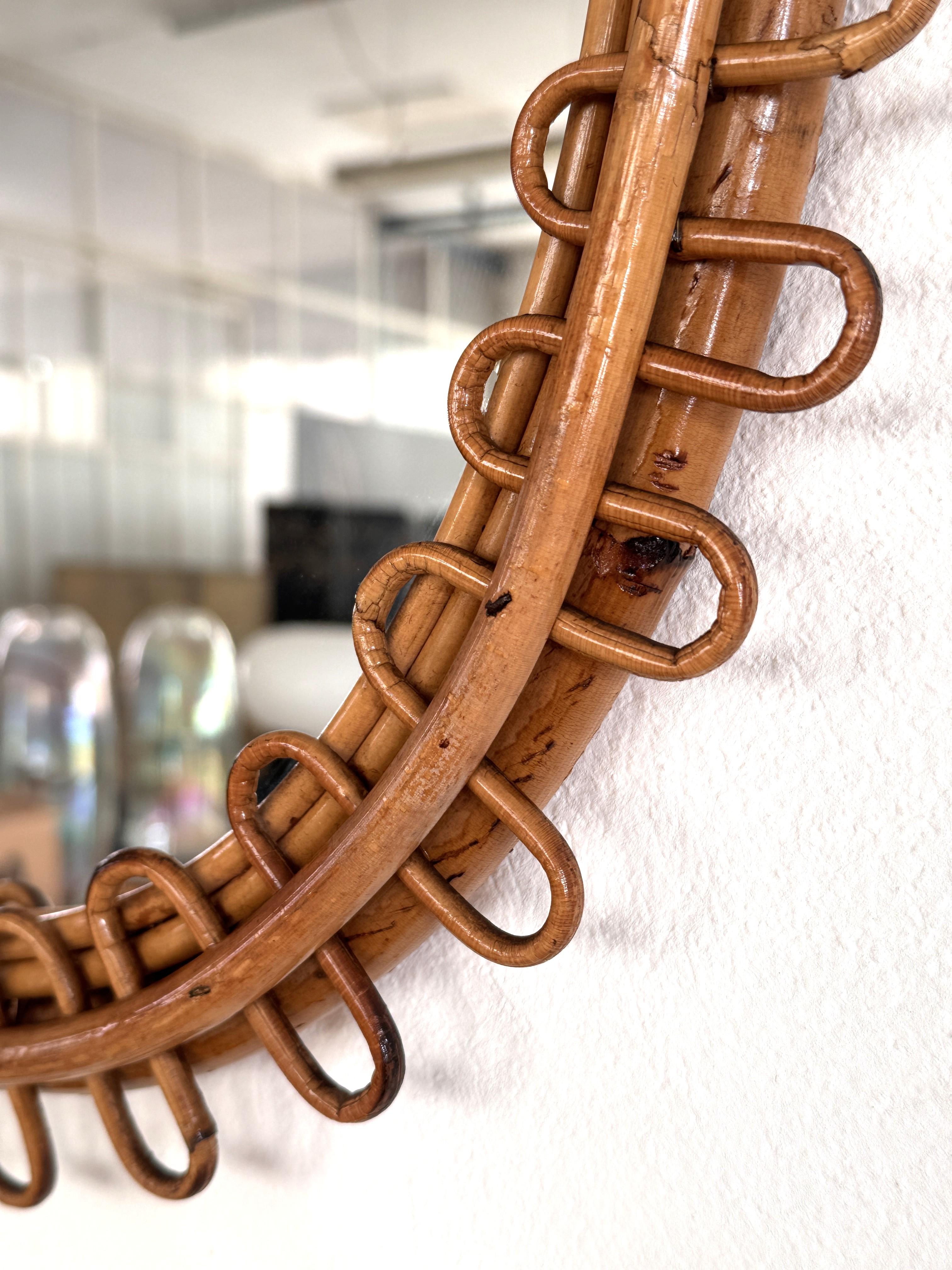 Espejo de pared de diseño orgánico italiano en ratán y bambú, años 60 en venta 2