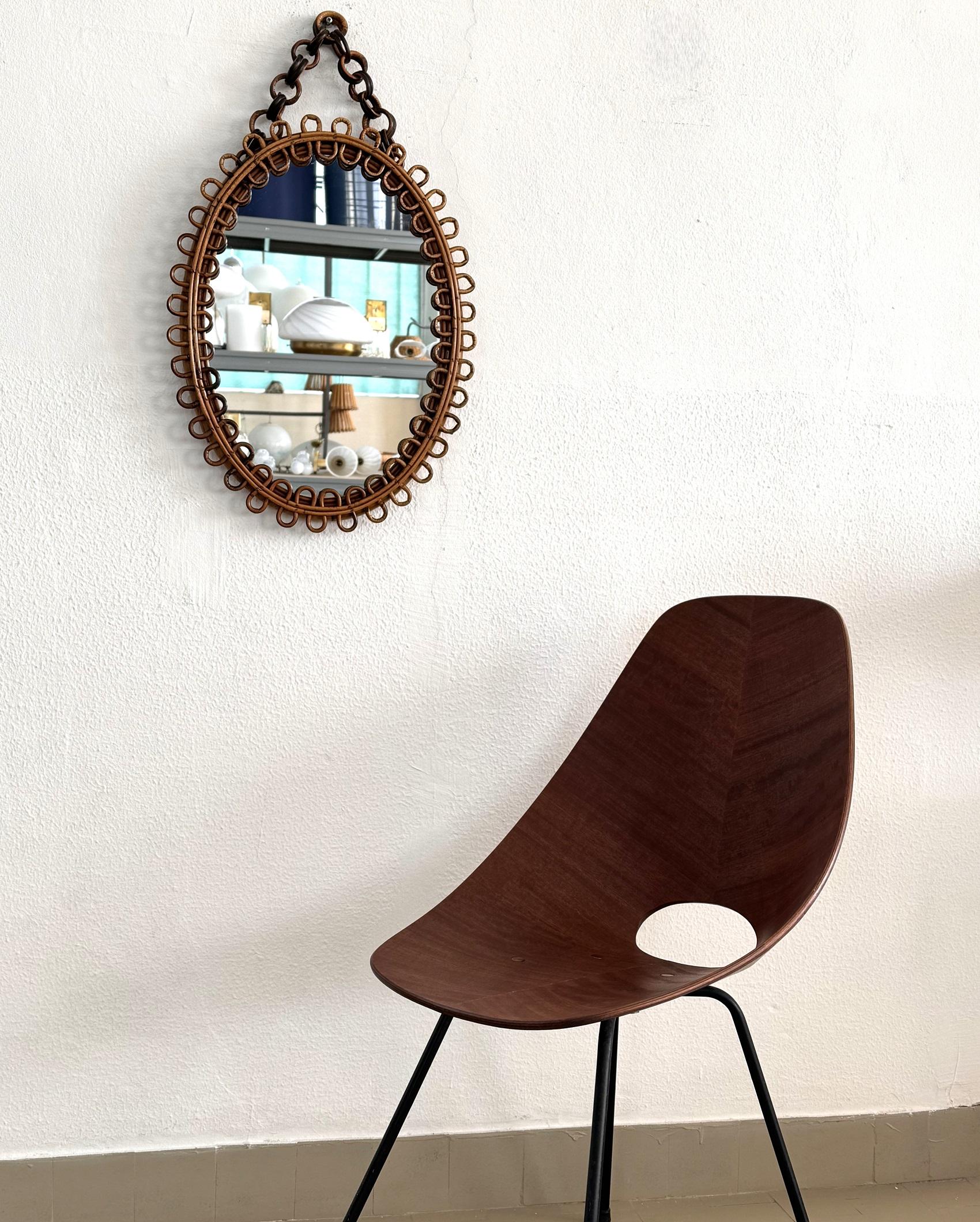 Specchio da parete di design organico italiano in rattan e bambù, anni '60

Splendido specchio da parete di design realizzato a mano con materiali organici come rattan e bambù.
Realizzato in Italia negli anni '60.
Lo specchio è in ottime condizioni