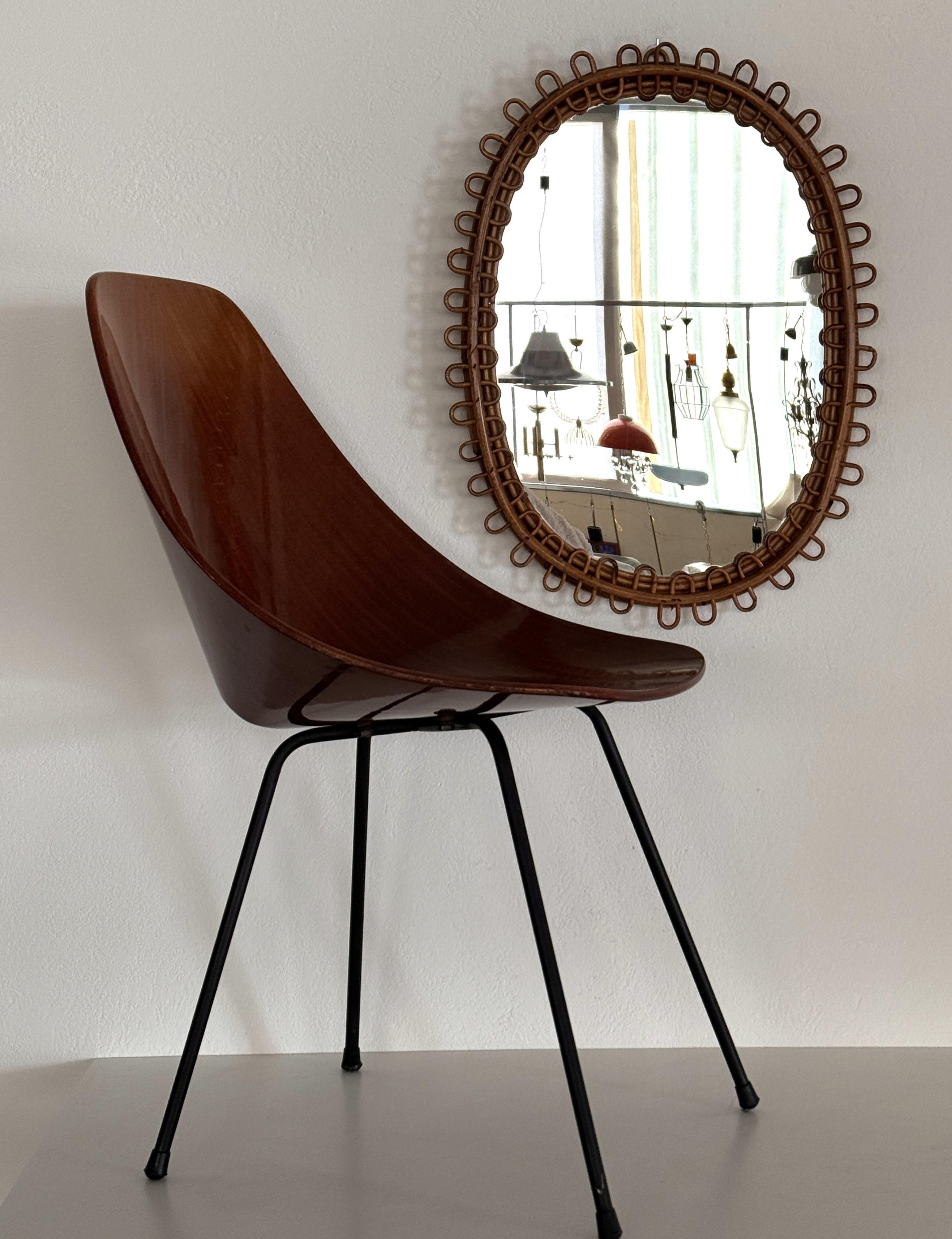 Espejo de pared de diseño orgánico italiano en ratán y bambú, años 60

Precioso Espejo de pared de diseño hecho a mano con materiales orgánicos de ratán y bambú.
Fabricado en Italia durante la década de 1960.
El espejo está en muy buen estado