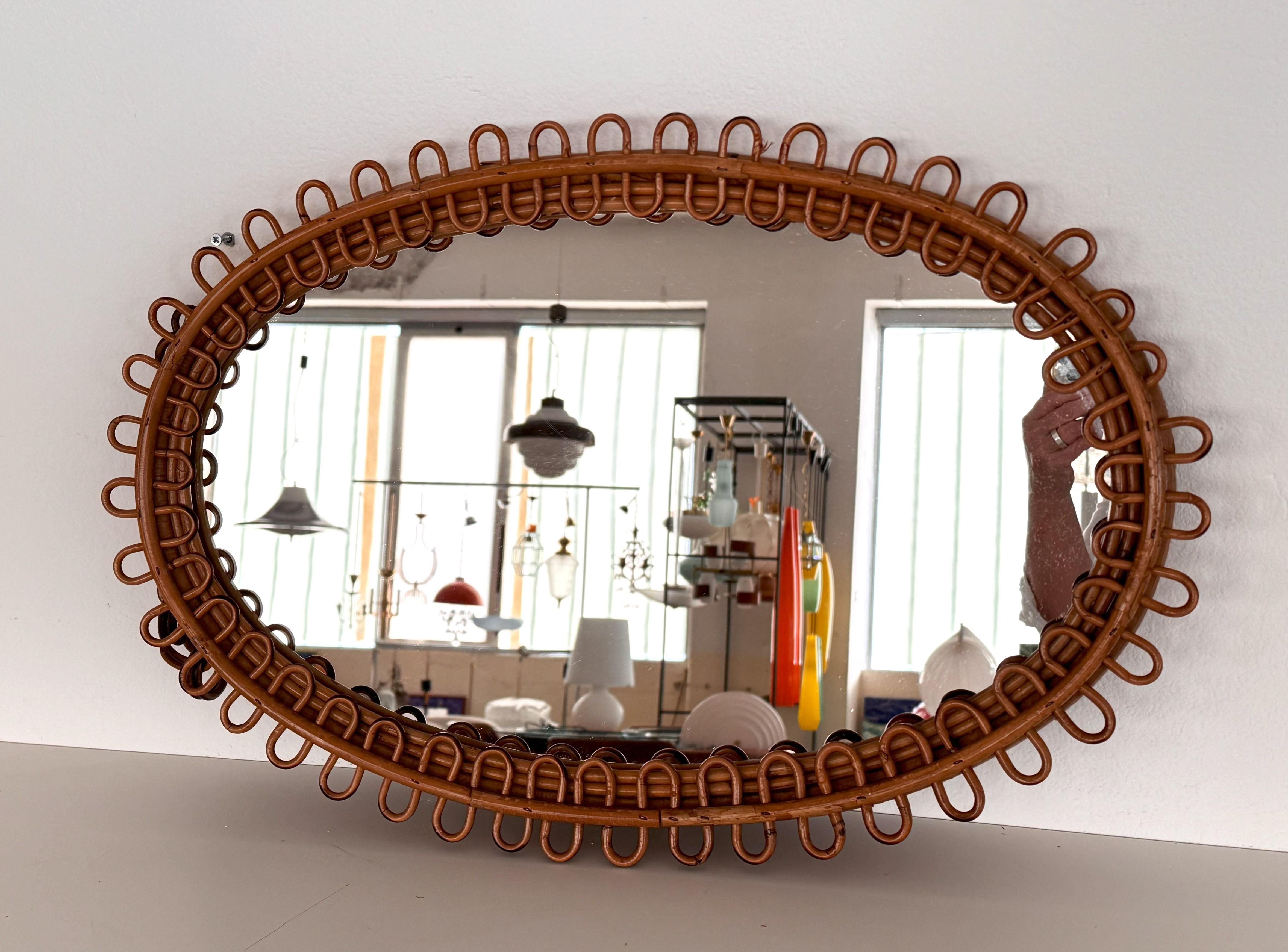 Espejo de pared de diseño orgánico italiano en ratán y bambú, años 60 Moderno de mediados de siglo en venta