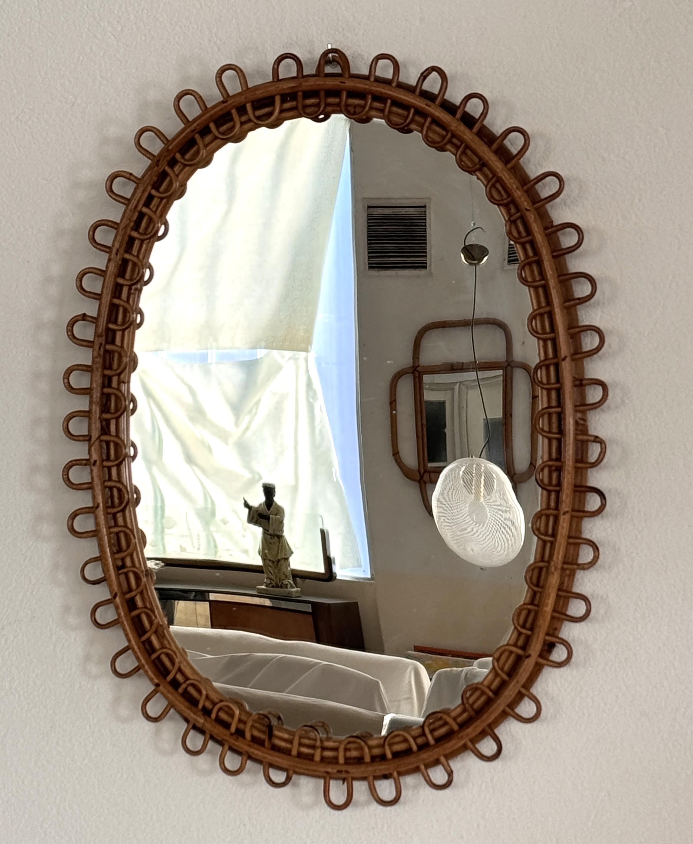 Espejo de pared de diseño orgánico italiano en ratán y bambú, años 60 Moderno de mediados de siglo en venta