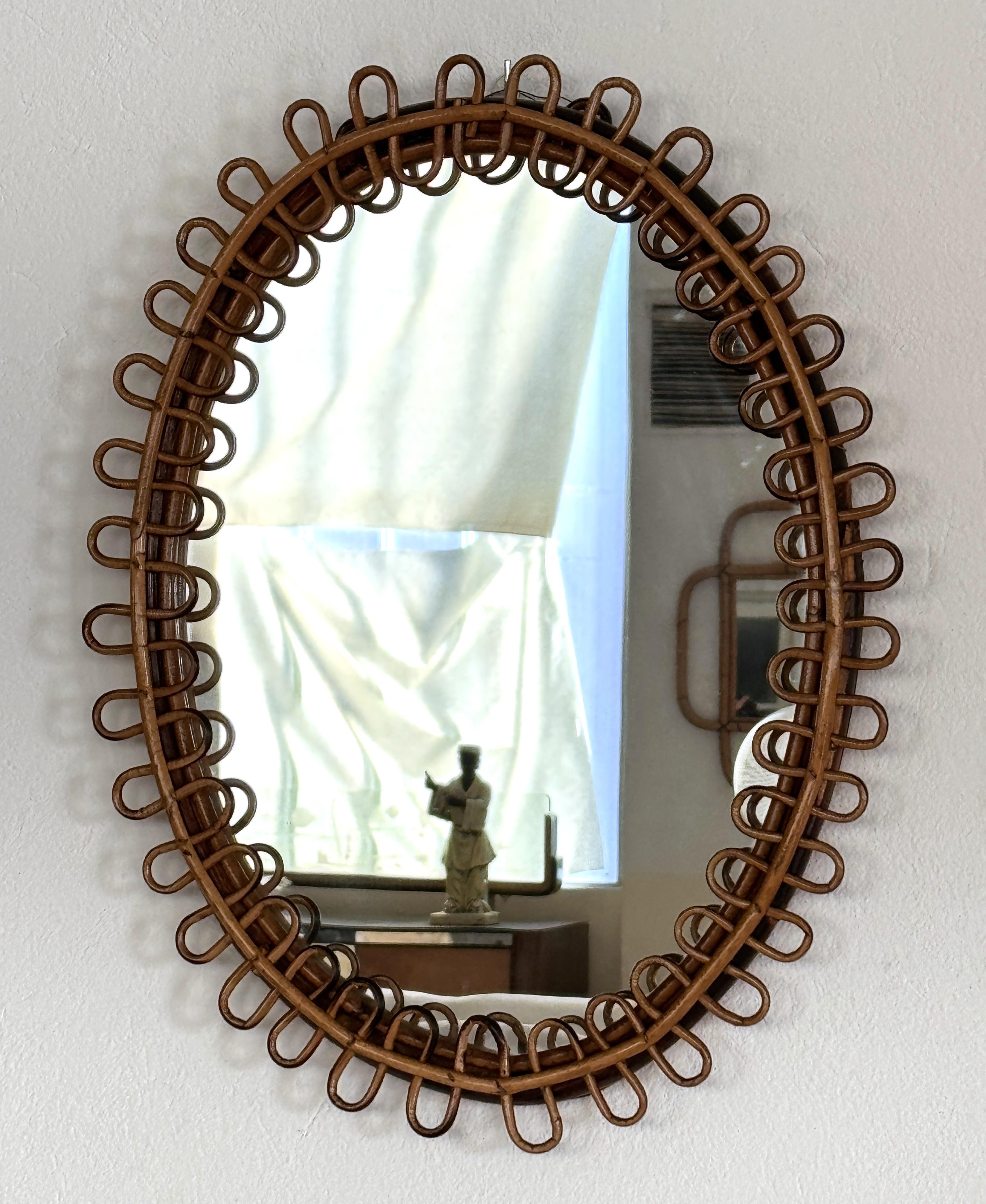 Espejo de pared de diseño orgánico italiano en ratán y bambú, años 60 Moderno de mediados de siglo en venta